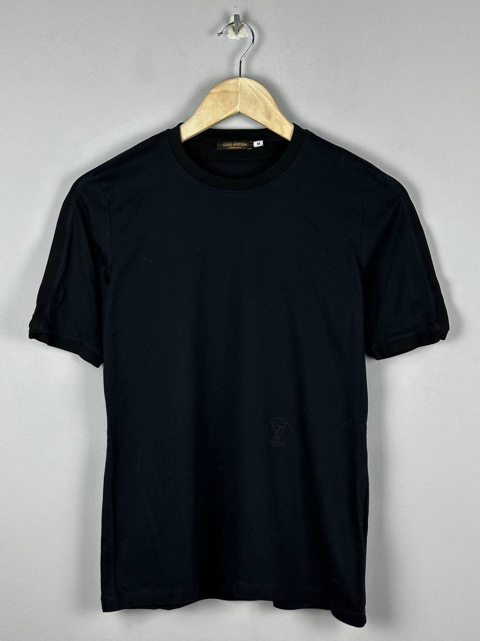 Louis Vuitton Louis Vuitton Uniforms Small Logo Navy T Shirt Size M / US 6-8 / IT 42-44 - 1 Thumbnail