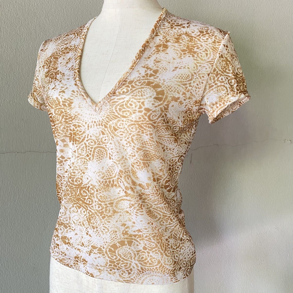 Morgan De Toi MORGAN DE TOI Y2K Beige Lace-Print V-Neck Tee Mesh Size S / US 4 / IT 40 - 6 Thumbnail