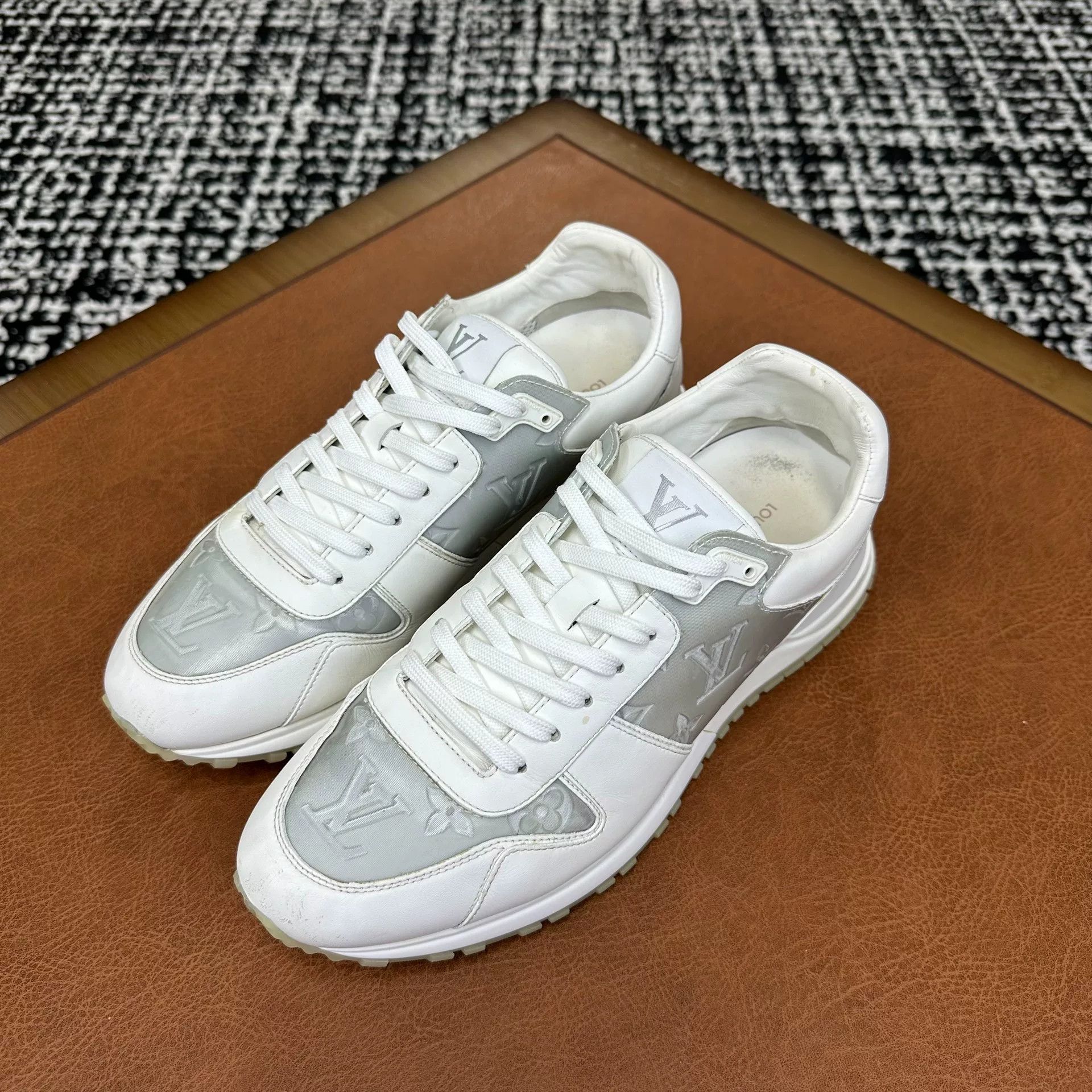 Louis Vuitton Louis Vuitton White Lowtop Sneakers 9 Men Size US 9 / EU 42 - 1 Thumbnail