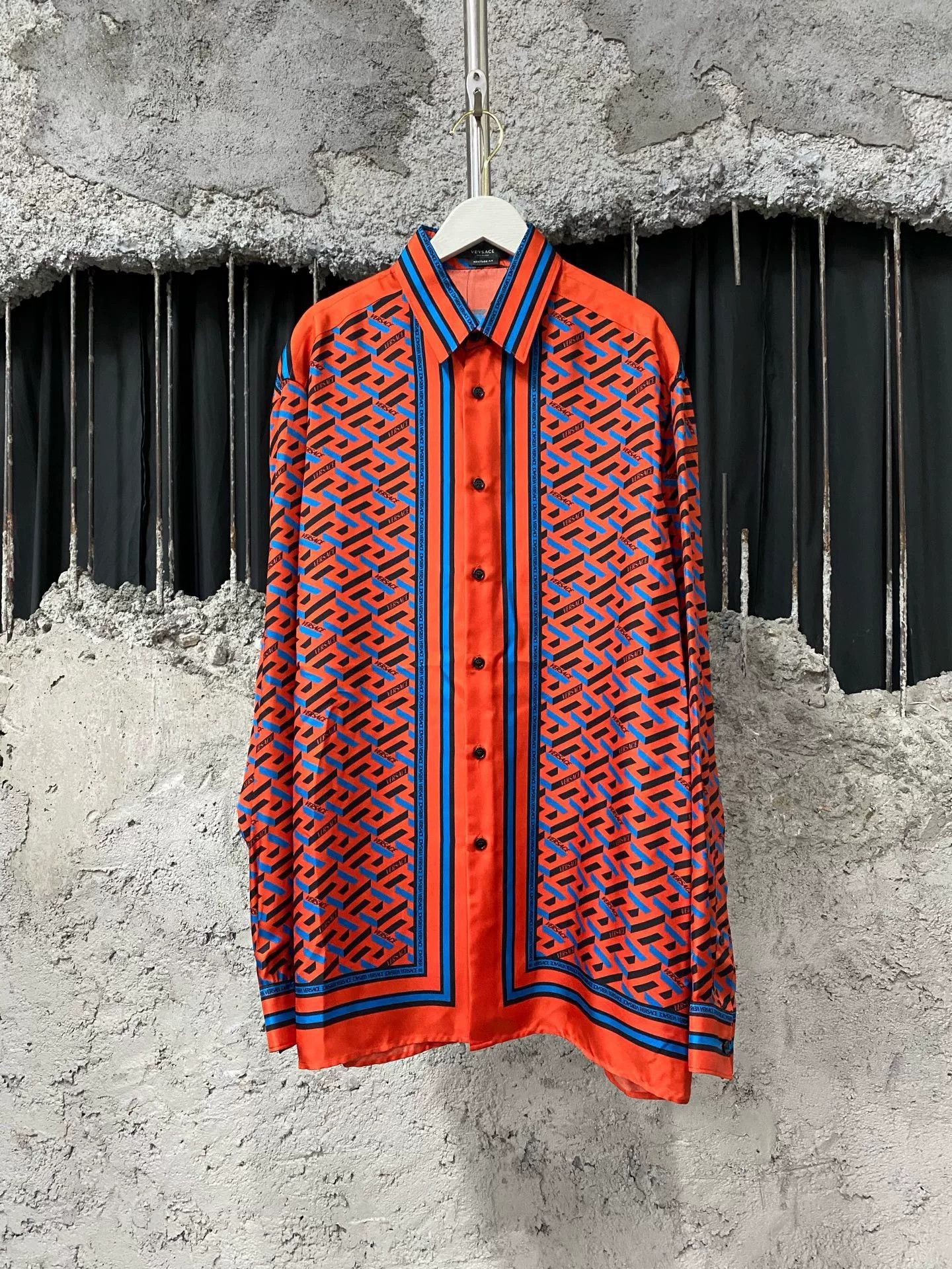 Versace Versace Full Print Letter Shirt Red Blue Size US M / EU 48-50 / 2 - 1 Preview