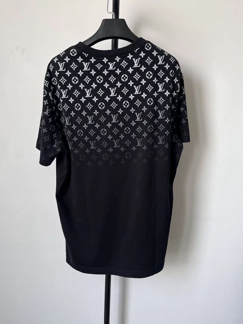 Louis Vuitton Louis Vuitton Gradient Logo printed pullover crew neck sho Size US L / EU 52-54 / 3 - 2 Thumbnail