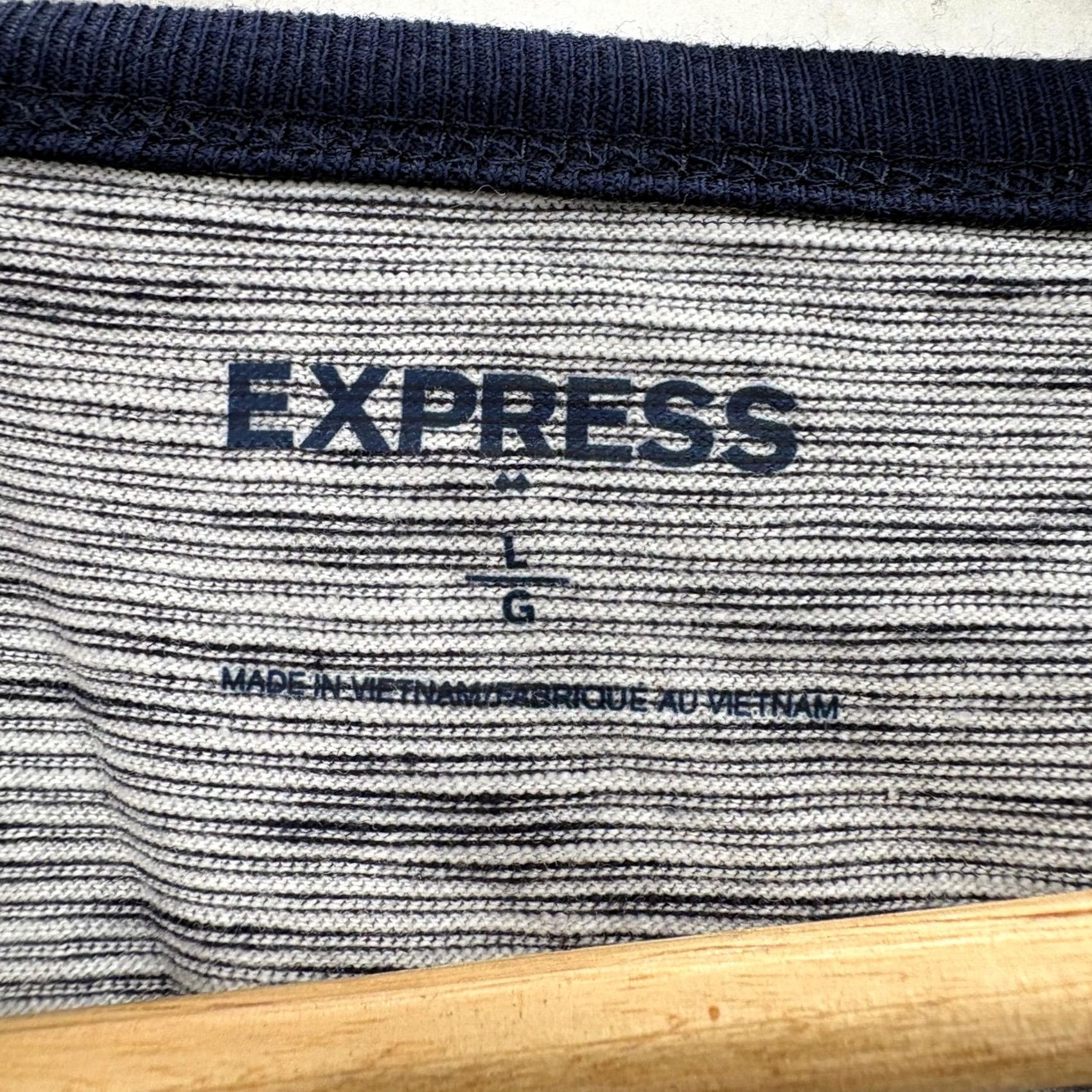 Express Express Henley Shirt Mens Large Gray Navy Striped 3/4 Sleeve Raglan Casual NWT Size US L / EU 52-54 / 3 - 4 Thumbnail