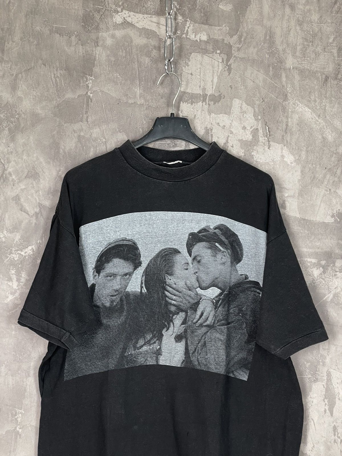 Japanese Brand Avant Garde Vintage Faded Distressed 90s “Kiss” T shirt Size US L / EU 52-54 / 3 - 2 Thumbnail