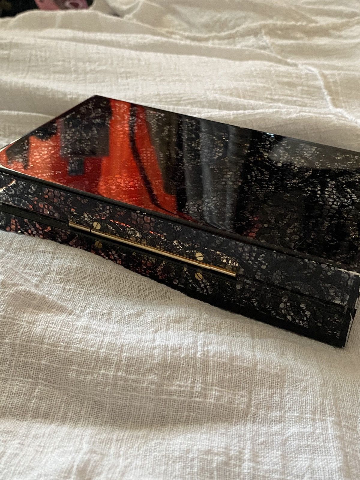 Charlotte Olympia × Vintage Charlotte Olympia Bee Clutch – A Rare Collector’s Treasure Size ONE SIZE - 5 Thumbnail