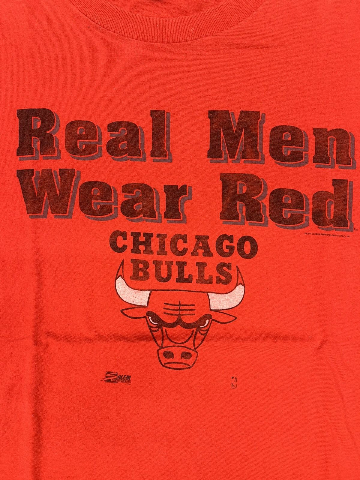 NBA × Vintage Crazy Vintage 90s Essential Chicago Bulls NBA Script T-Shirt Size US XL / EU 56 / 4 - 2 Thumbnail