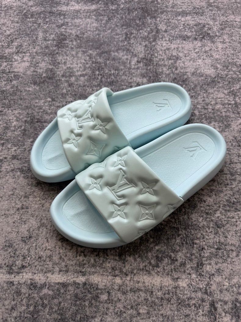 Louis Vuitton Louis Vuitton Baby Blue Embossed Slipper Size US 8 / EU 41 - 1 Thumbnail