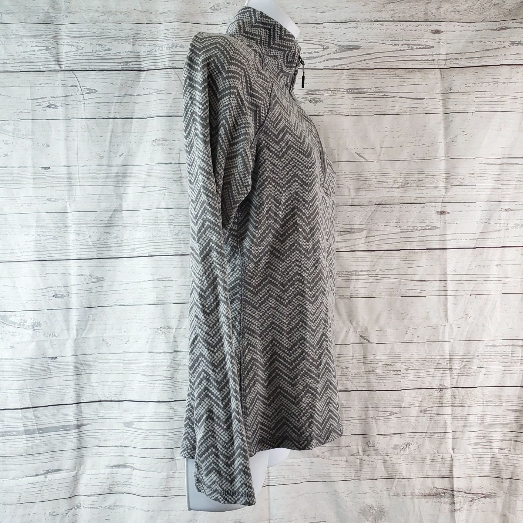 Eddie Bauer Eddie Bauer Womens 1/4 Zip Pullover Shirt Casual M Gray Chevron Stripes Thumbholes Womens M Gray Chevron 1/4 Zip Pullover Eddie Bauer Size M / US 6-8 / IT 42-44 - 3 Thumbnail