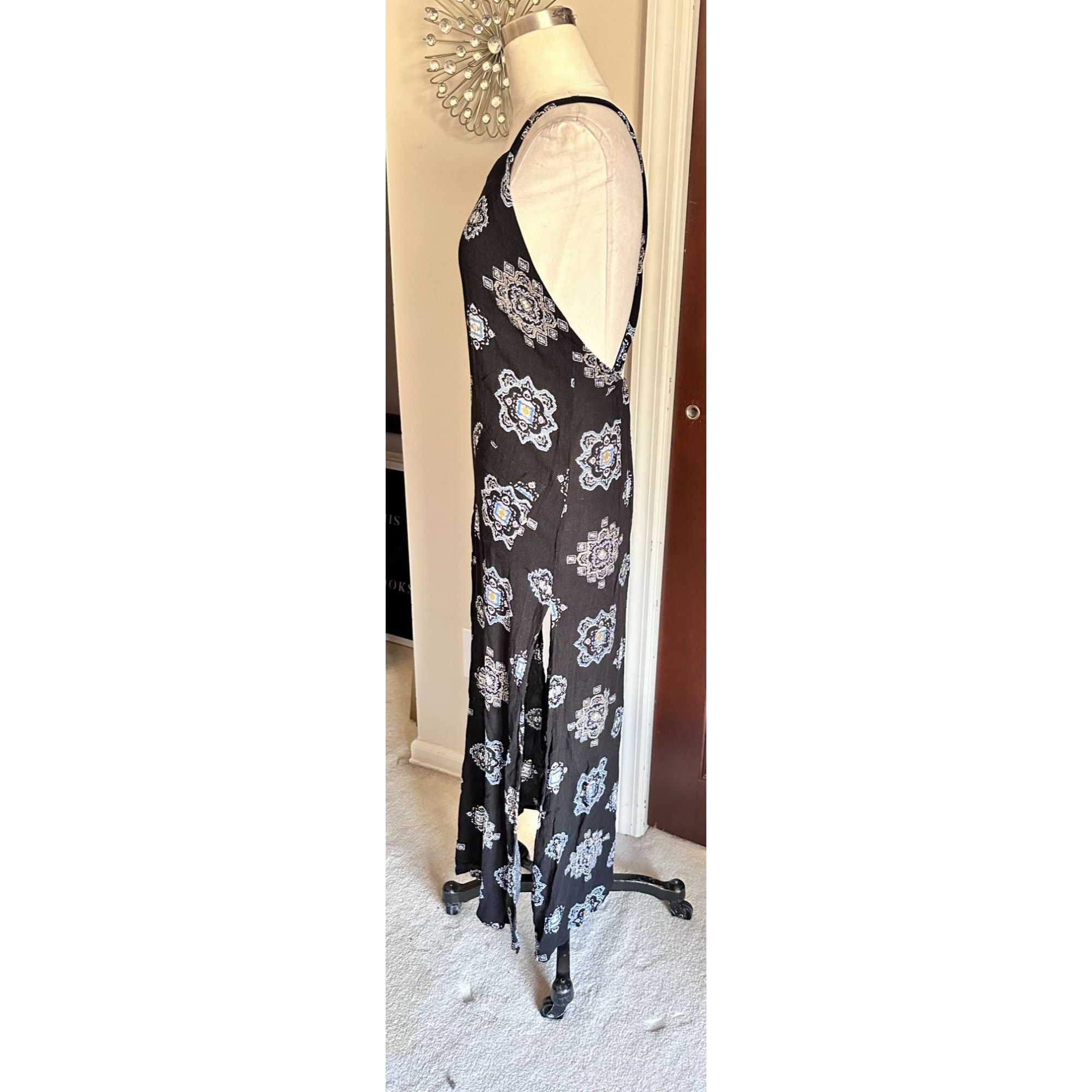 Free People Free People navy tribal print maxi with low cut criss cross Size XS / US 0-2 / IT 36-38 - 4 Thumbnail