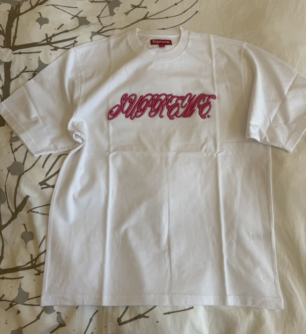 Supreme SUPREME Script logo white/pink Tee size M (STEAL) Size US M / EU 48-50 / 2 - 1 Thumbnail