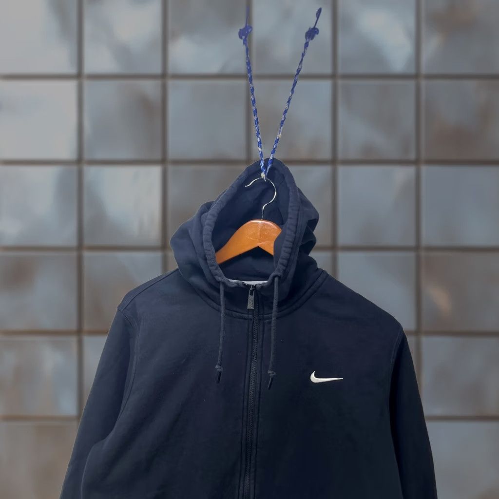Nike VINTAGE Nike Essential Swoosh Zip Up Hoodie L Mens Black 90s Sports Nike Sportswear Hoodie Size US L / EU 52-54 / 3 - 1 Thumbnail
