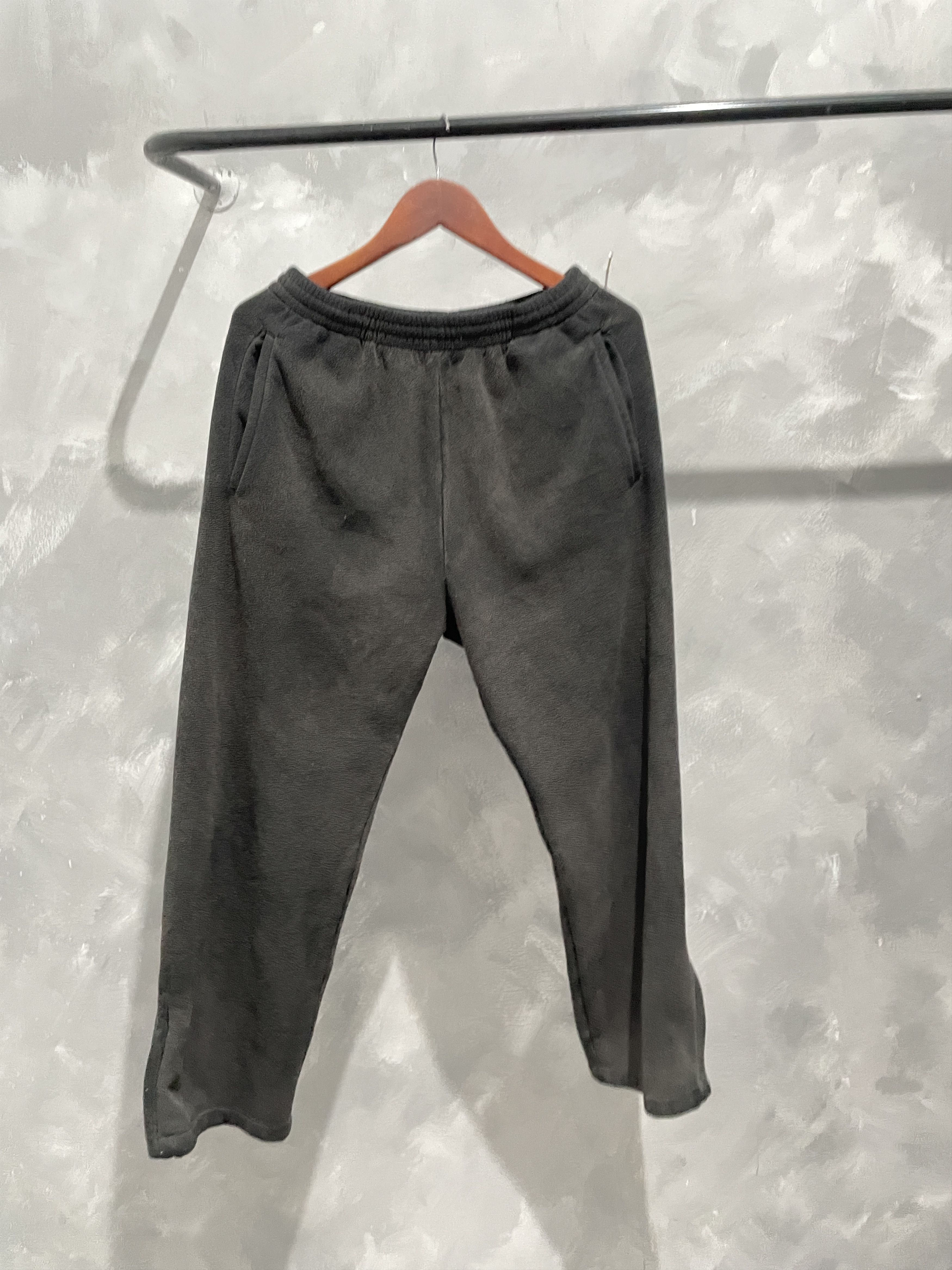 Balenciaga × Gap × Kanye West Unreleased YZY BALENCIAGA Polar Fleece Sweatpants Kanye West Size US 31 - 2 Thumbnail