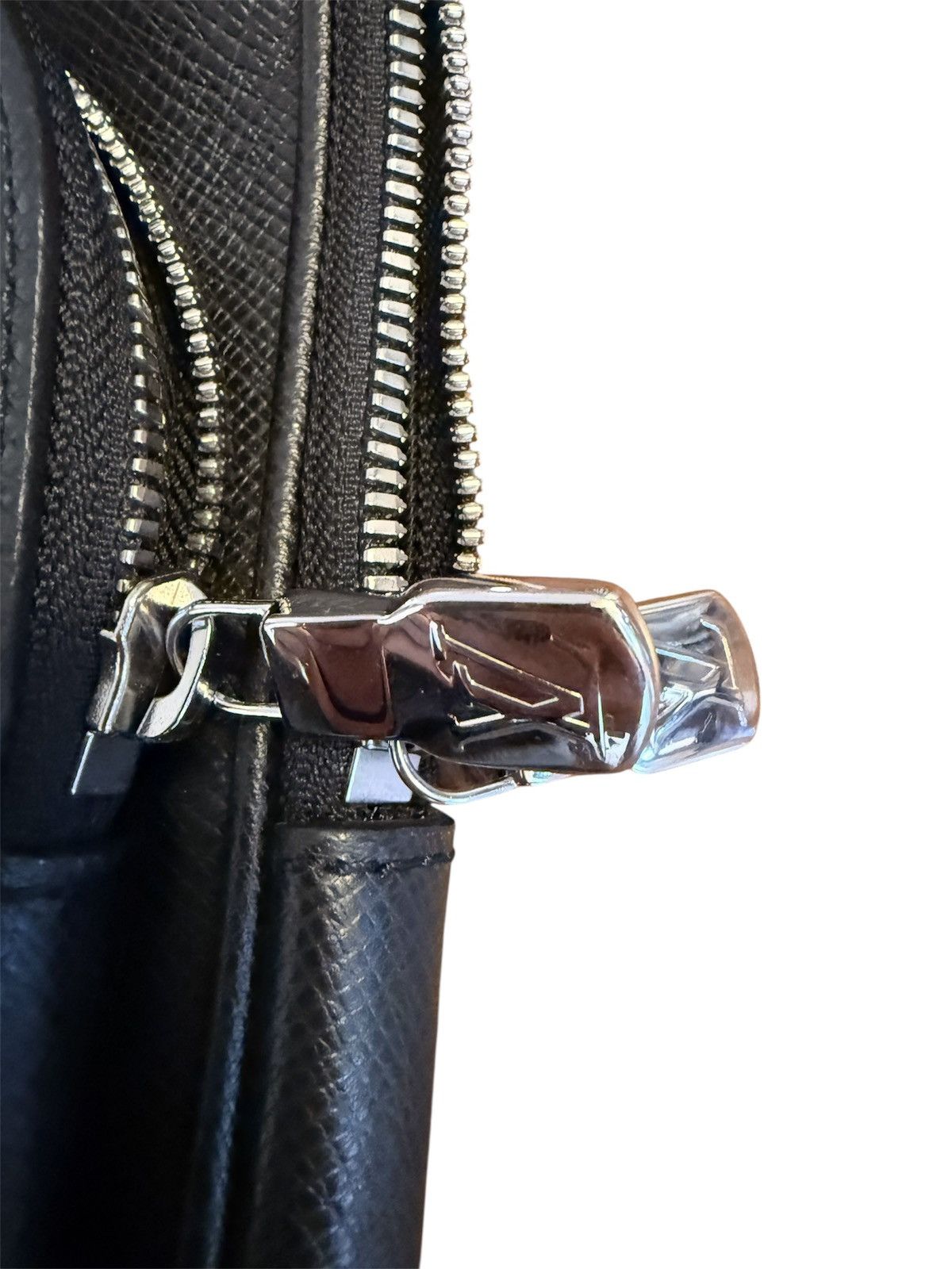 Louis Vuitton Louis Vuitton Avenue Taiga Leather Size ONE SIZE - 5 Thumbnail