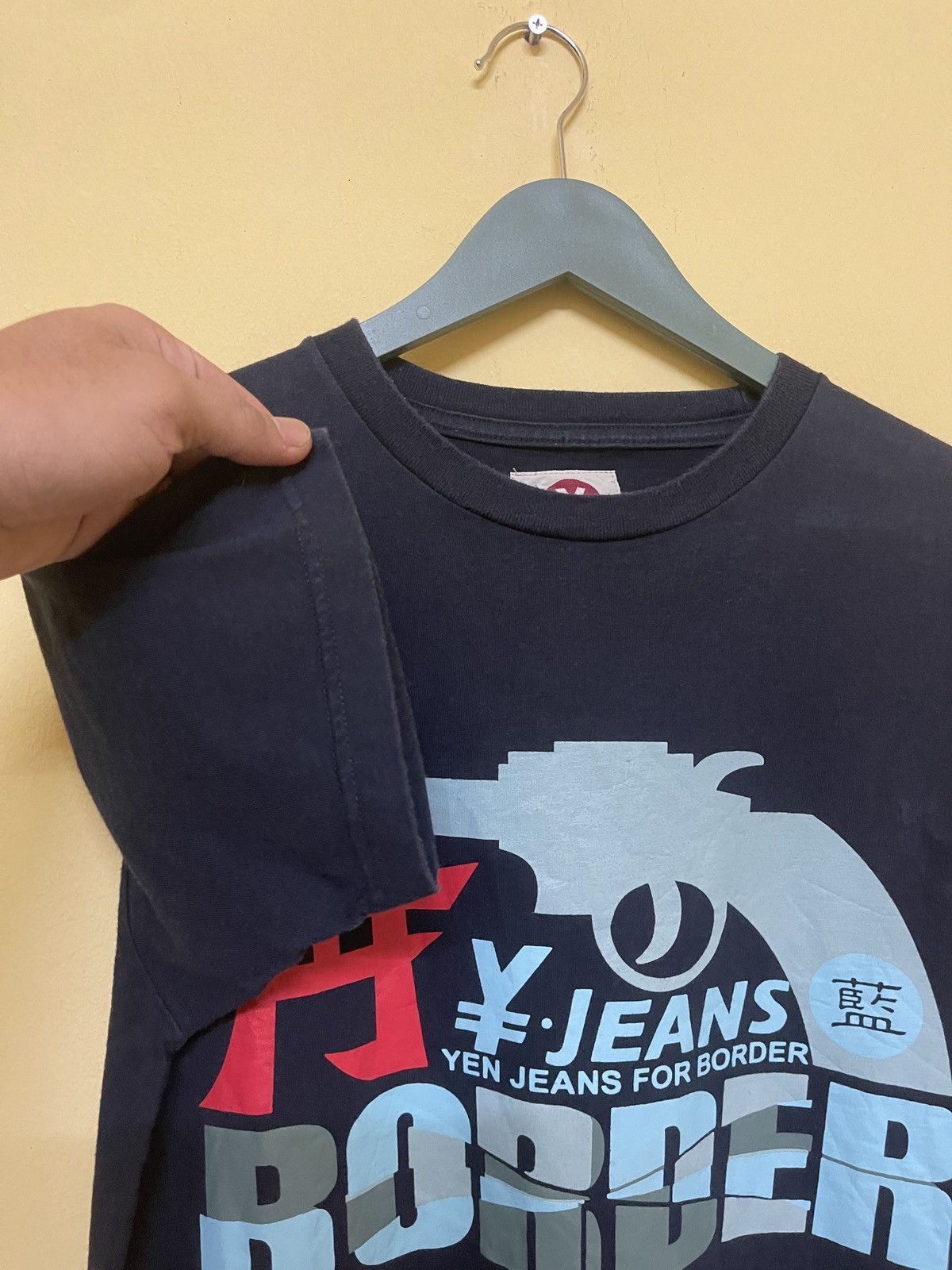 Evisu Vintage 90s ¥en Jeans For Border a Gun Graphic Tshirt Size US S / EU 44-46 / 1 - 4 Thumbnail