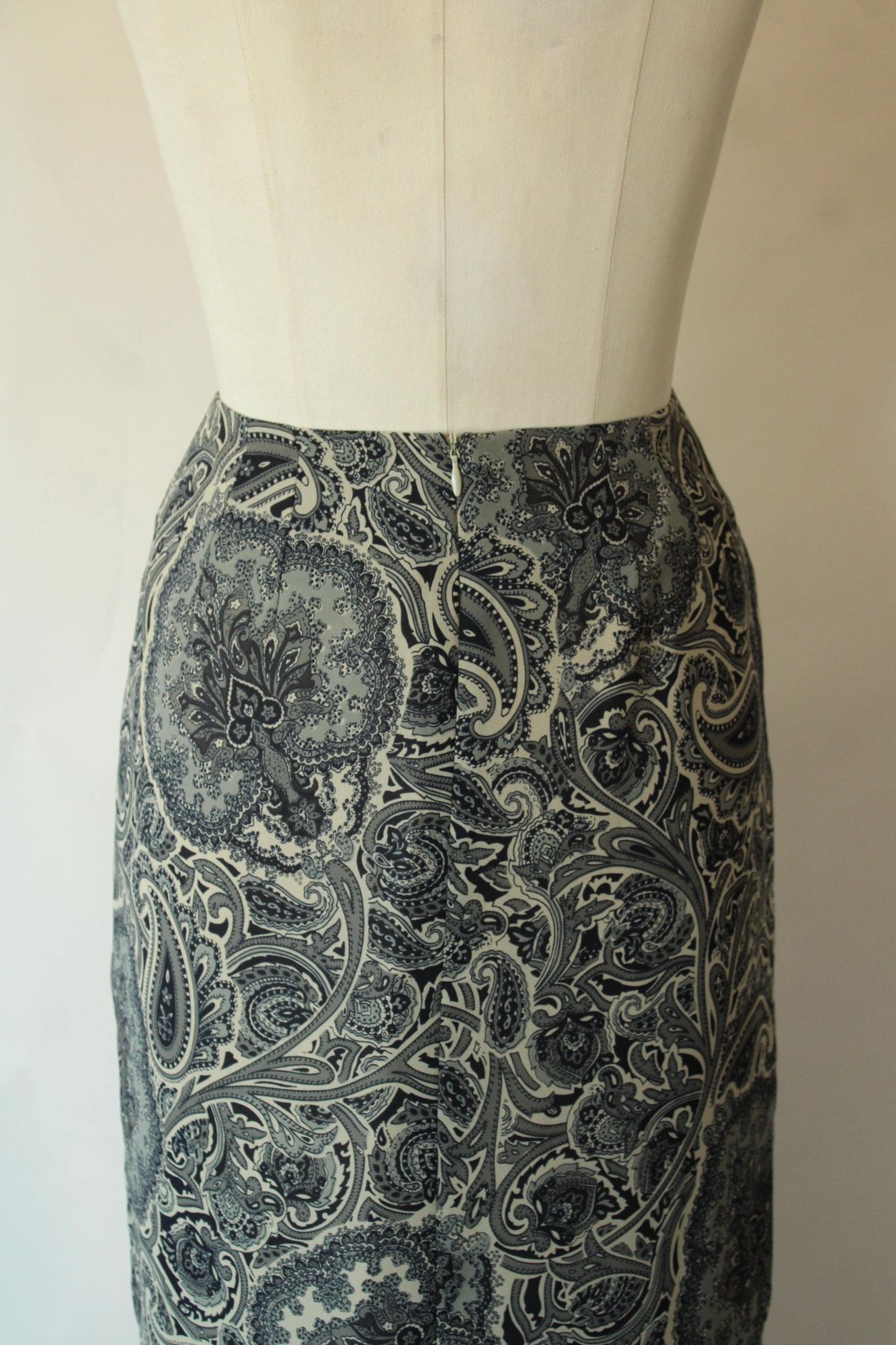 Vintage Vintage 1990s 2000s Skirt, Chaus Navy Blue Pencil Faux Wrap Size 27" / US 4 / IT 40 - 9 Thumbnail