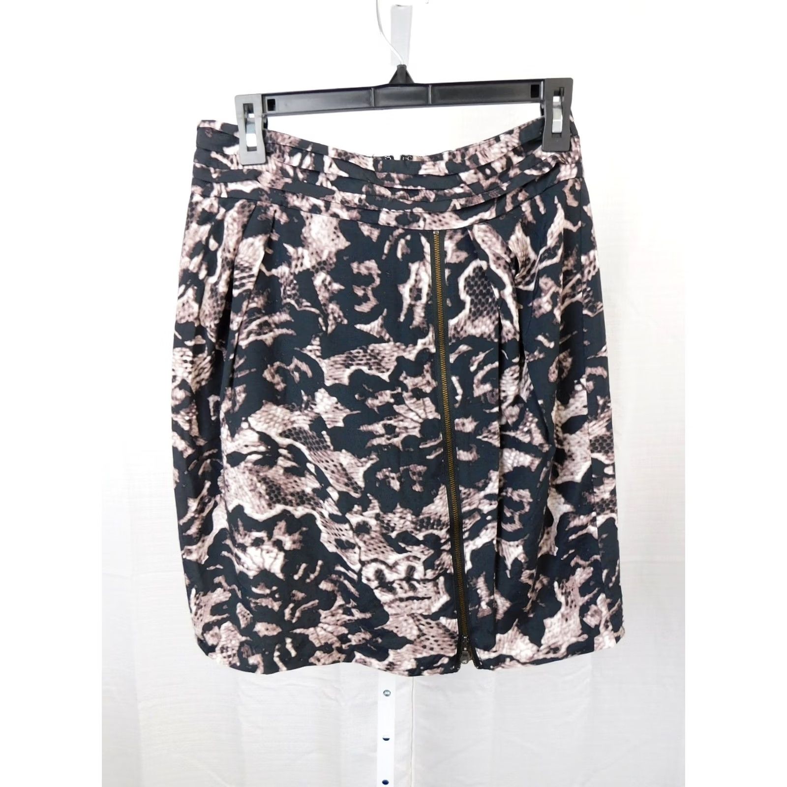 Banana Republic Banana Republic Floral Print Pleated Short Pencil Skirt Size 8 Beige-Black Black Beigesake? Size 30" / US 8 / IT 44 - 2 Thumbnail