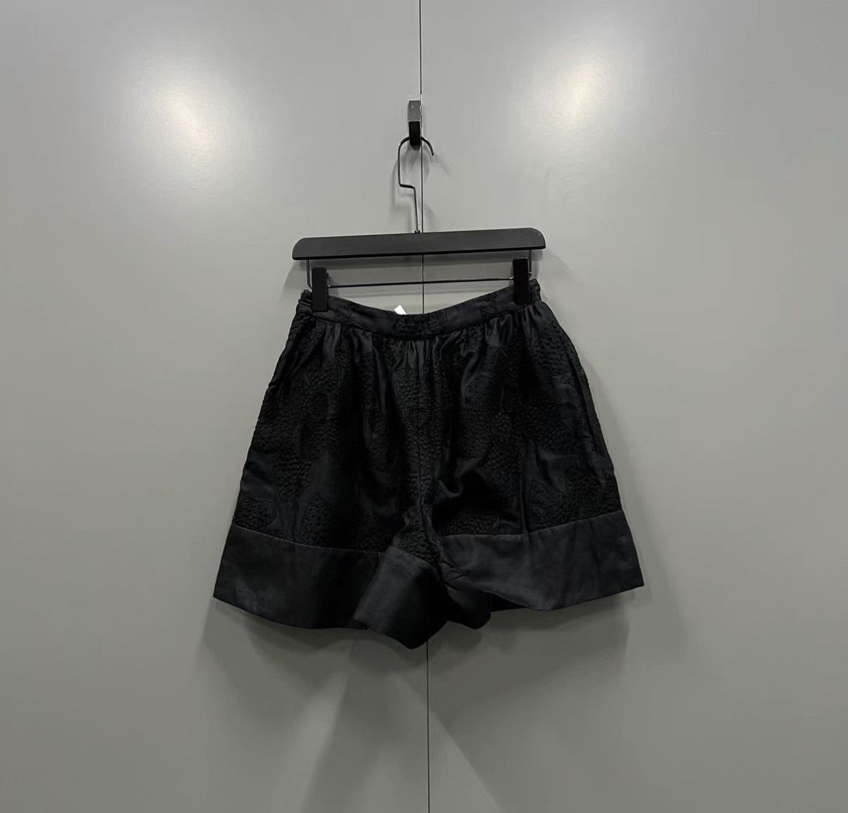 Valentino Valentino Black Embossed Shorts J41 Size 27" / US 4 / IT 40 - 2 Thumbnail