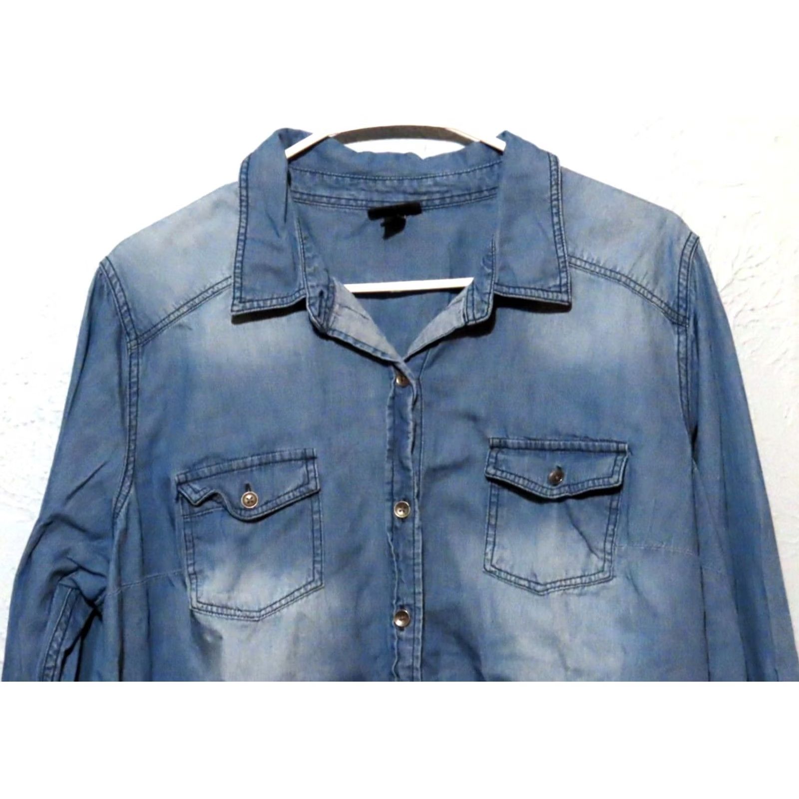 Torrid Torrid Shirt Womens 1X Blue Chambray Cotton Collared Button Long Sleeve Pocket Casual Plus Size Womens Size XL / US 12-14 / IT 48-50 - 3 Thumbnail