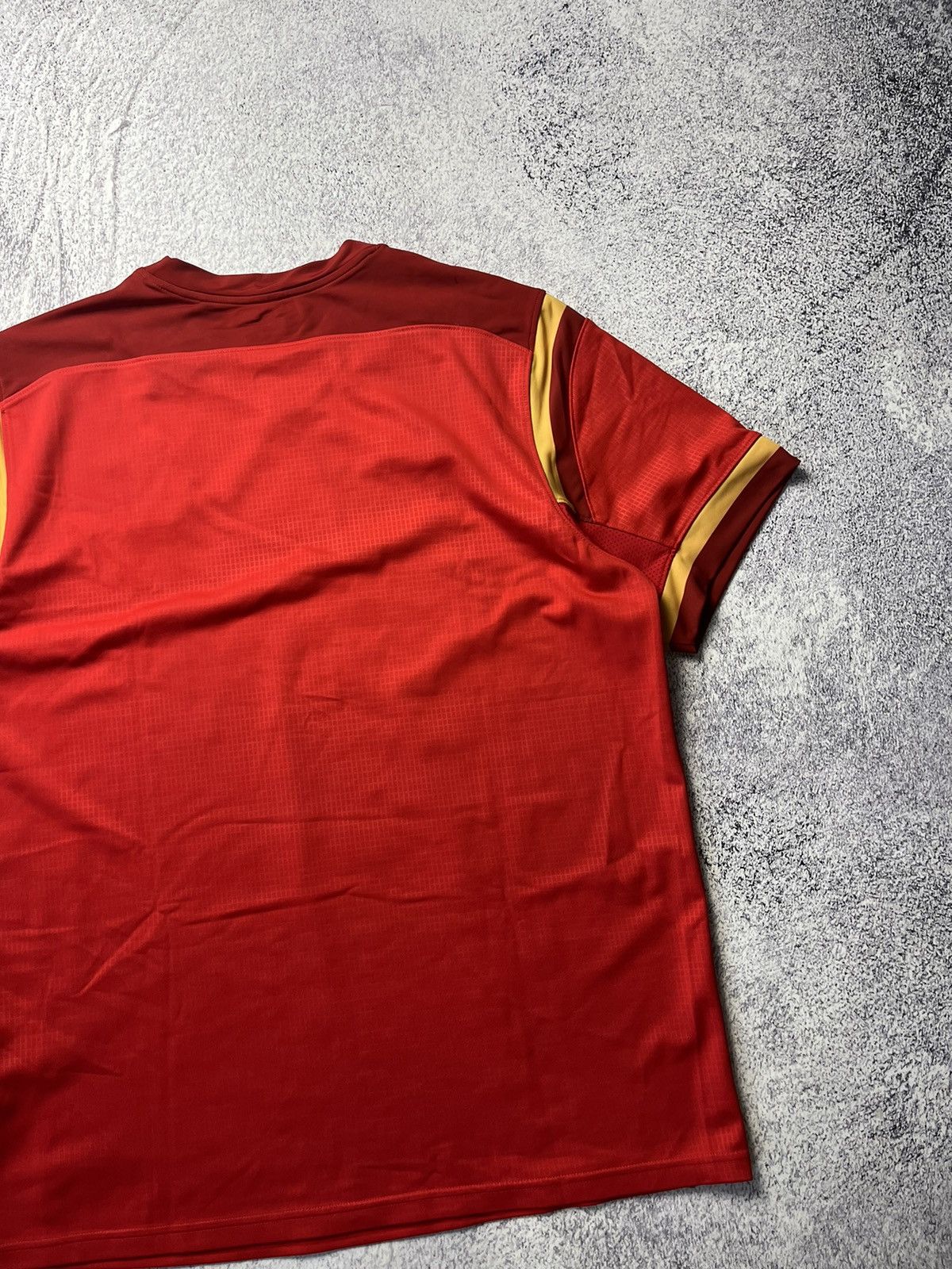 Vintage Under Armour Wales Rugby Shirt Red Admiral HeatGear Loose Size US L / EU 52-54 / 3 - 17 Thumbnail