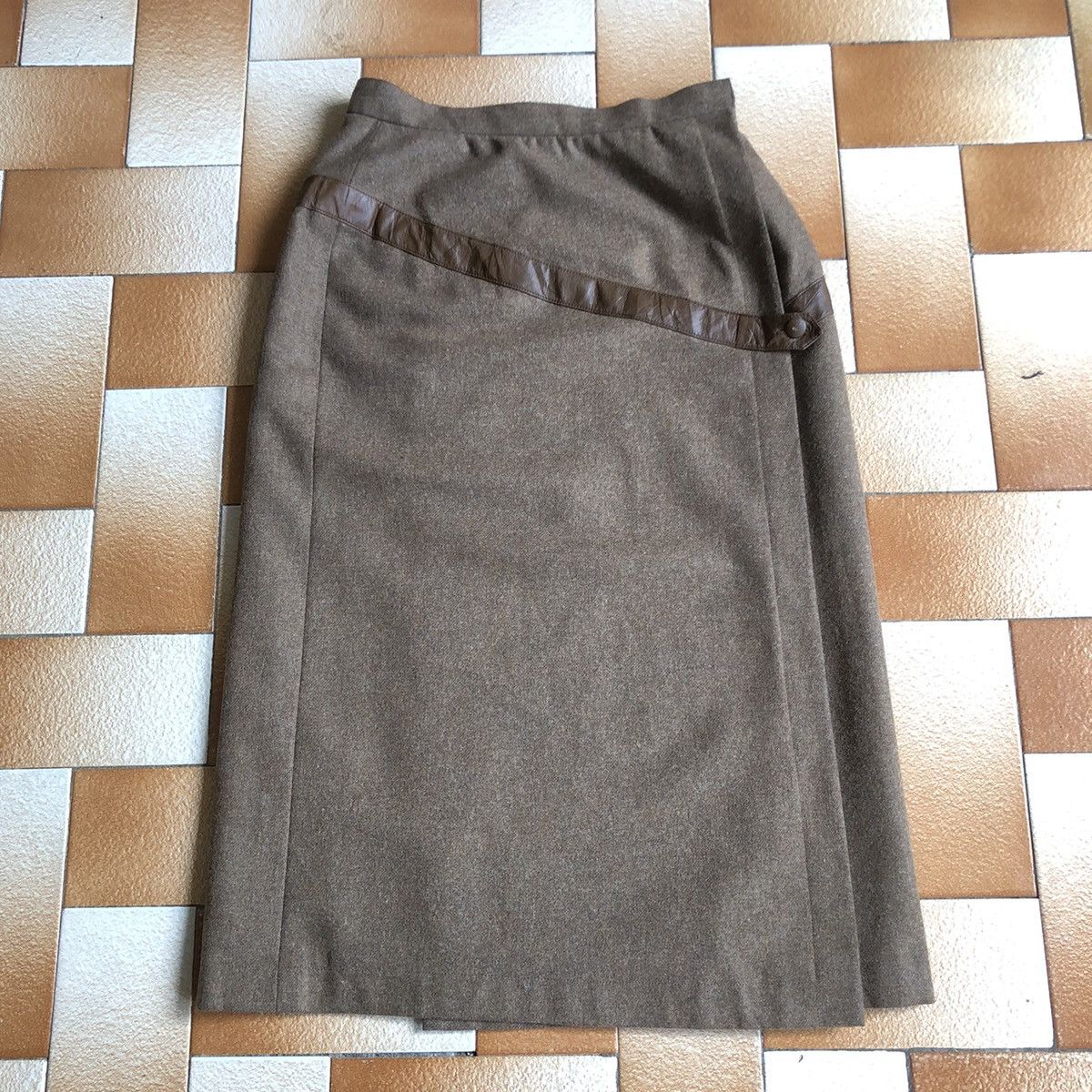 Christian Dior Monsieur CHRISTIAN DIOR PRET-A-PORTER wool midi skirt Size 25" / US 0 / IT 36 - 1 Thumbnail