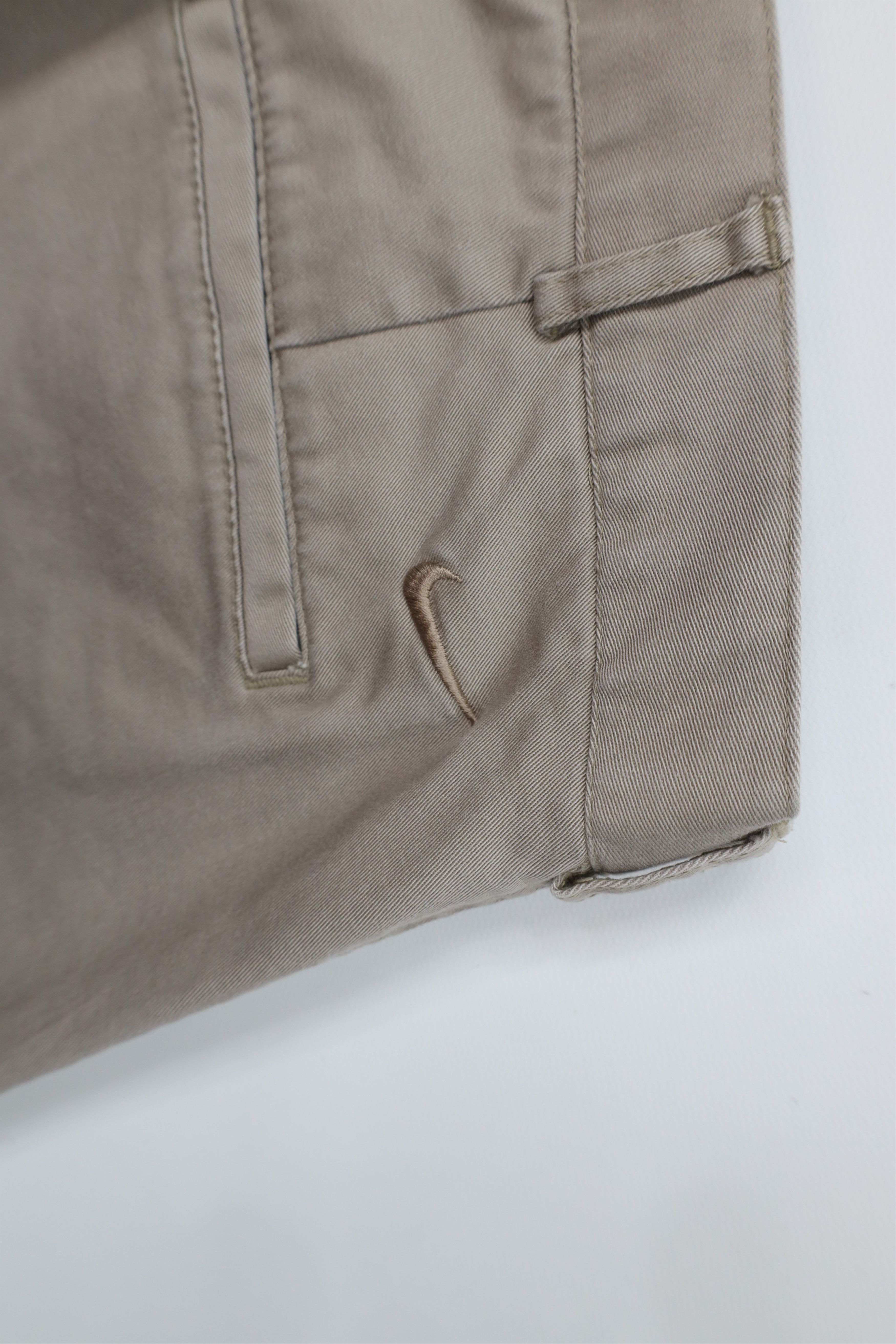 Nike Vintage Nike Mini Swoosh Pleated Above Knee Chino Shorts Size US 36 / EU 52 - 12 Thumbnail