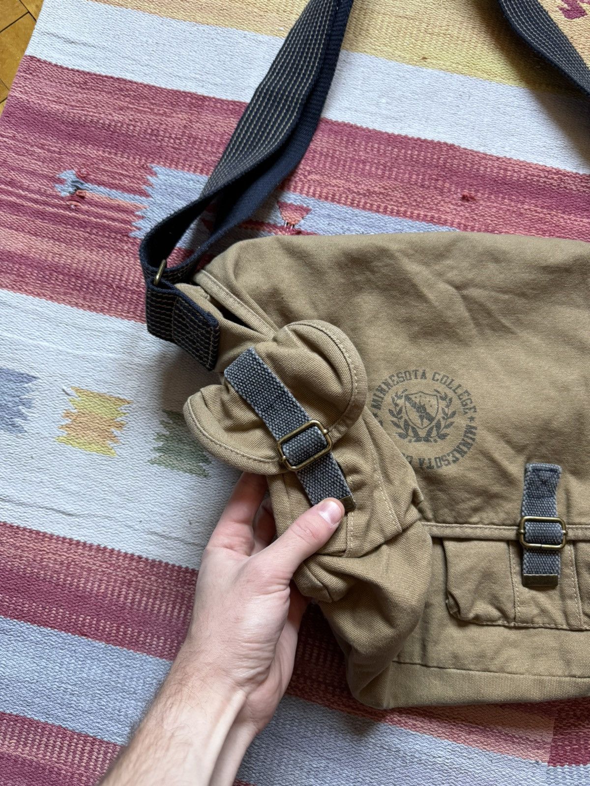 Vintage Vintage 00’s Minnesota College y2k Khaki Sling Bag Size ONE SIZE - 3 Thumbnail