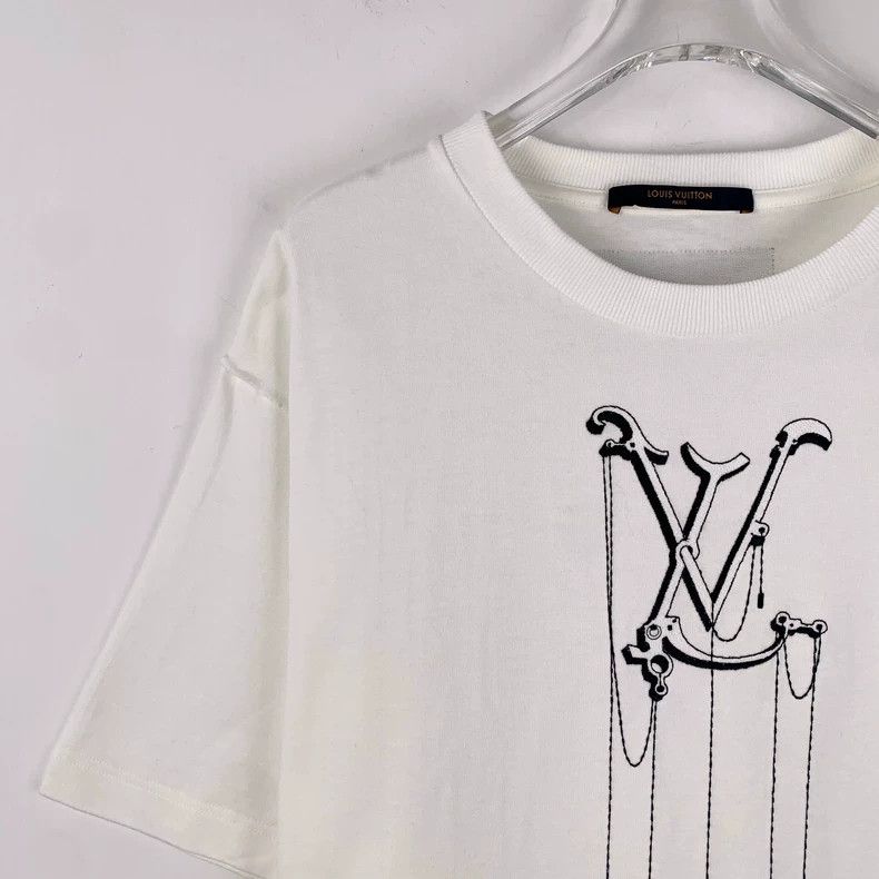 Louis Vuitton Louis Vuitton White logo pendant printed cotton crew neck Size US M / EU 48-50 / 2 - 3 Thumbnail