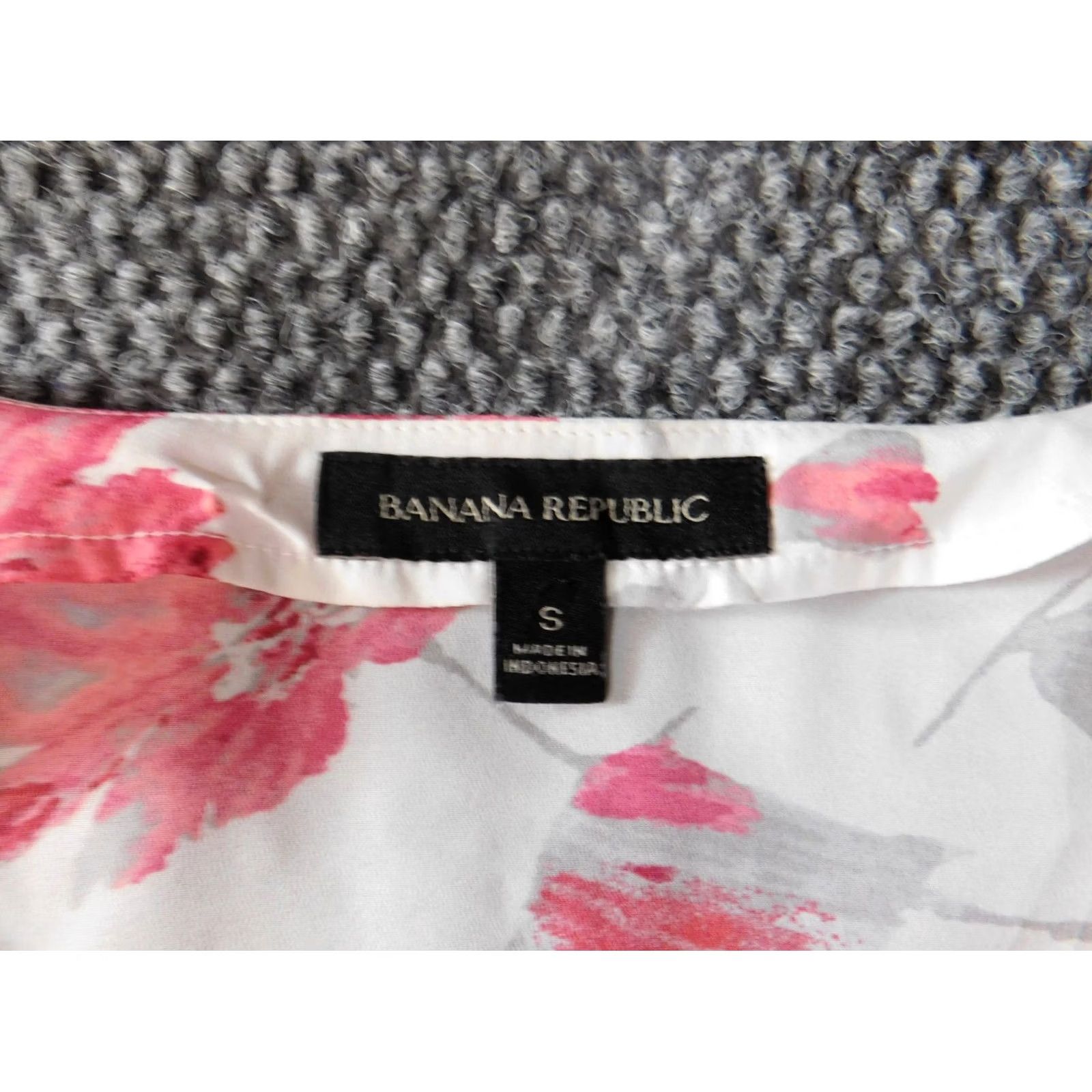 Banana Republic Banana Republic Blouse Womens S White Floral Bell Sleeve Crew Neck Pullover Casual Regular Polyester Woven Classic Size S / US 4 / IT 40 - 6 Thumbnail