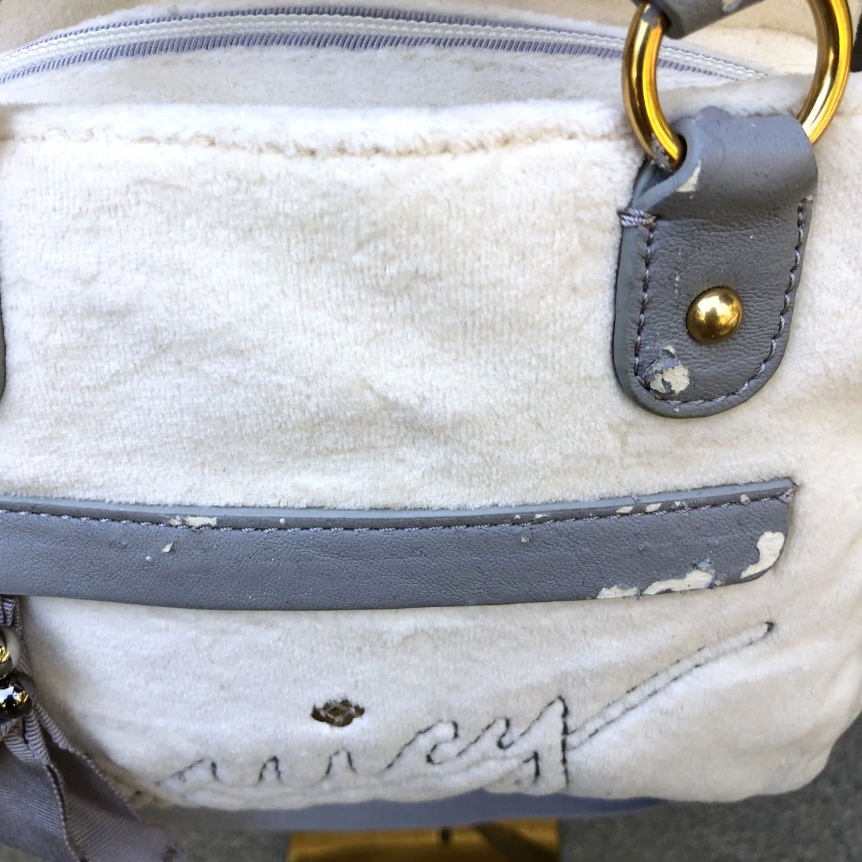 Juicy Couture JUICY COUTURE Y2K Velour Shoulder Bag Purse White Grey Zipper Top Handle Bag Womens Small 8x7 Velour Y2K Designer Purse Size S / US 4 / IT 40 - 4 Thumbnail