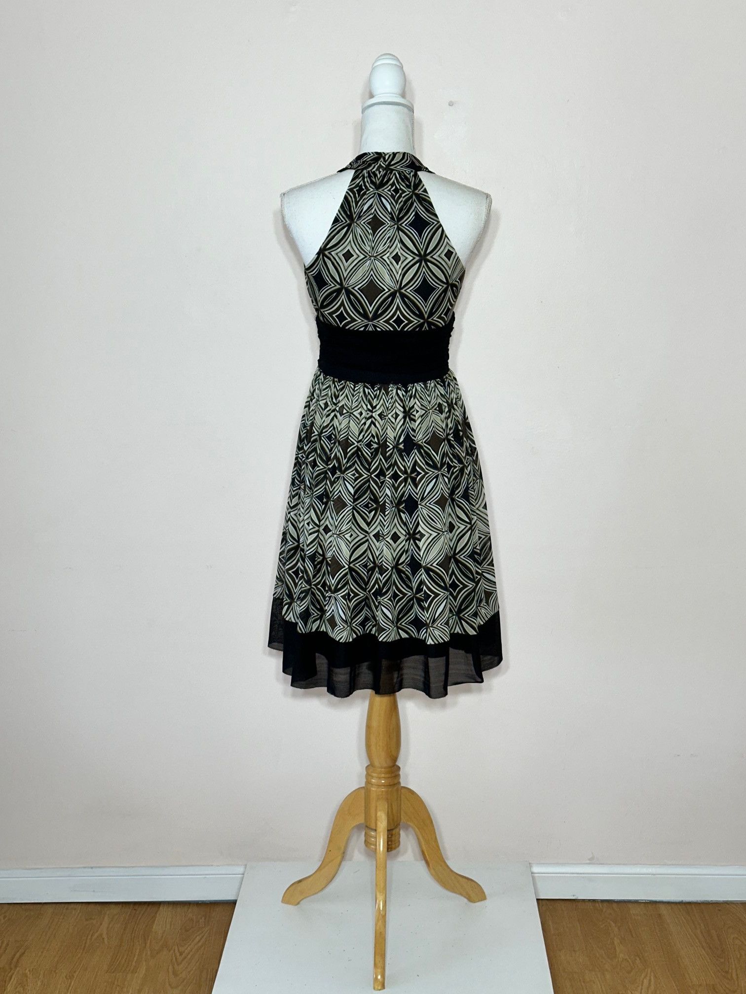 Designer London Times Midi Dress Size 6 Size M / US 6-8 / IT 42-44 - 4 Thumbnail