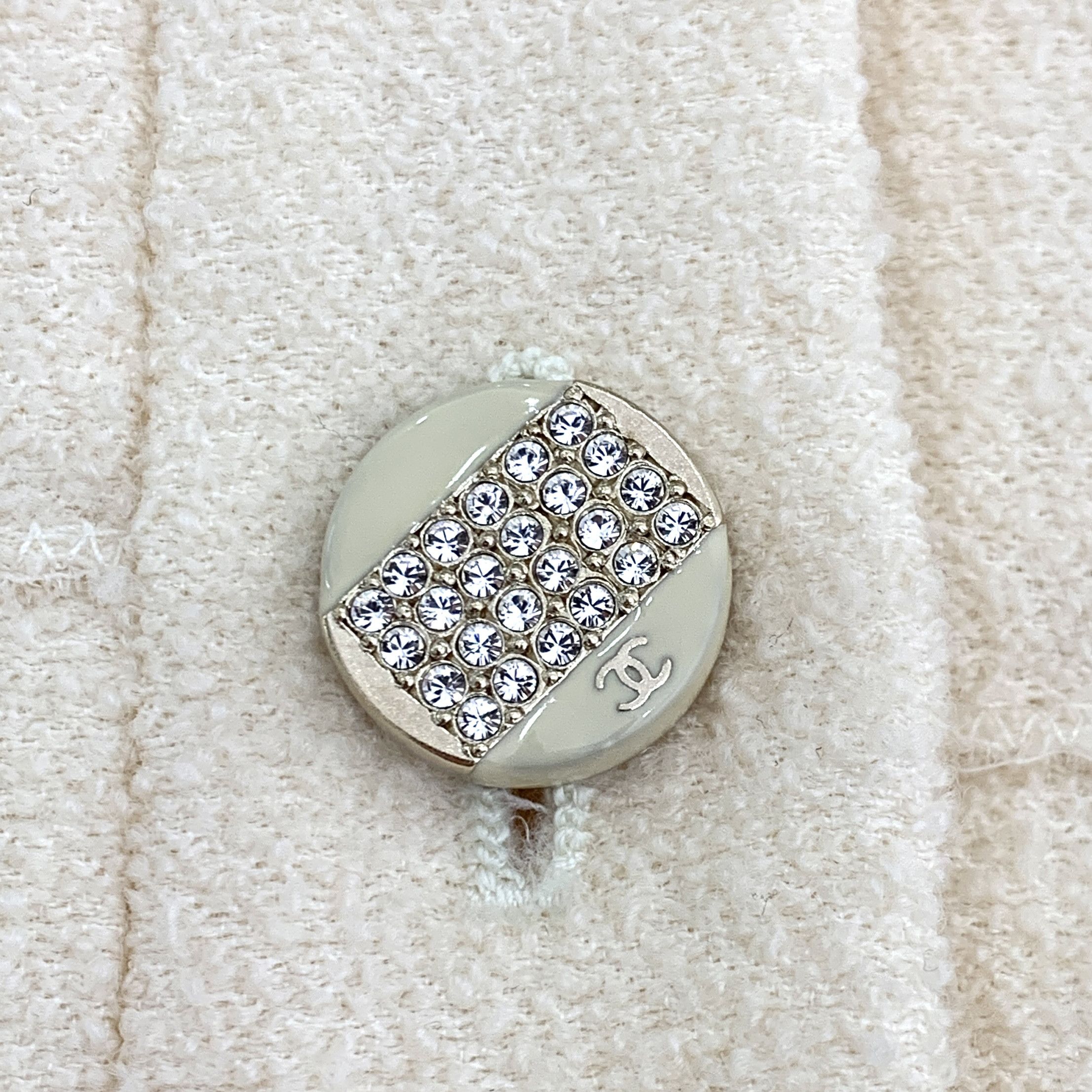 Chanel Chanel Beige Wool Cape with Double C Logo Buttons (Size XS) Size XS / US 0-2 / IT 36-38 - 5 Thumbnail