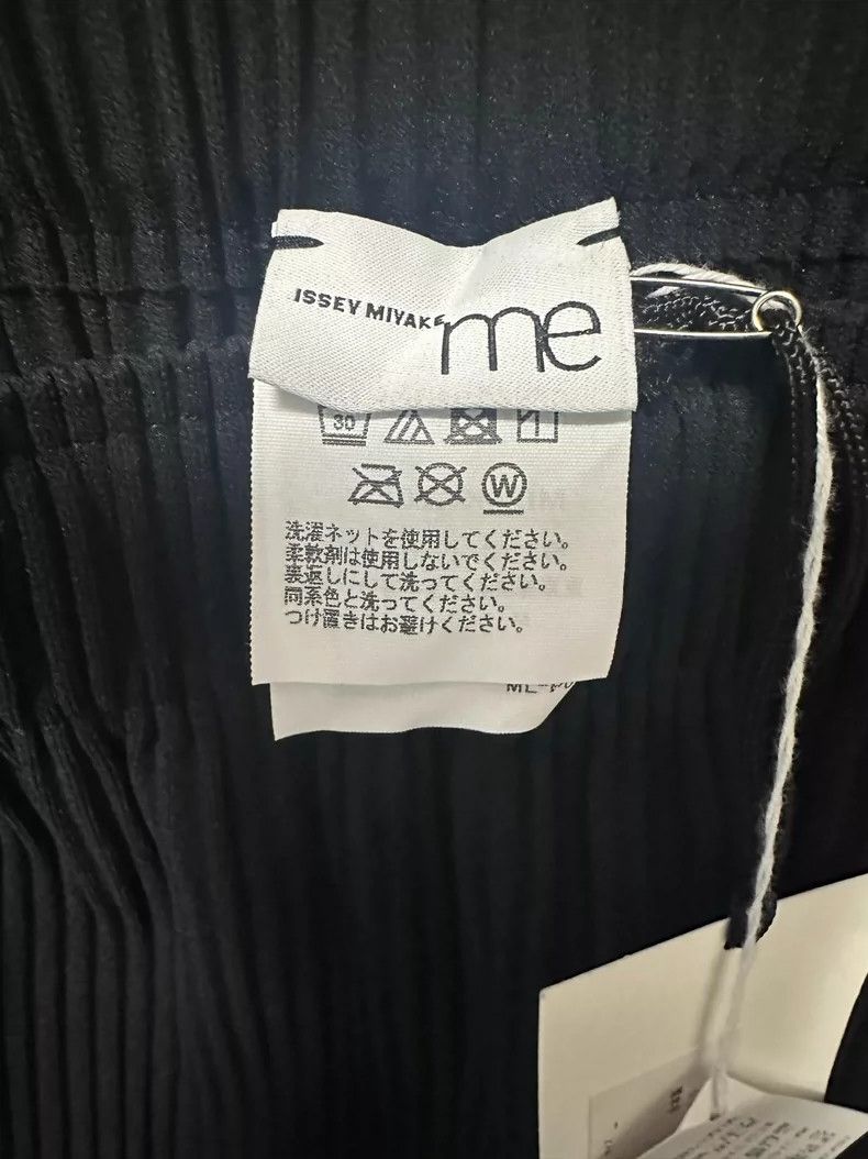 Issey Miyake Issey Miyake size:one size Black pleated skirt Size 22" - 3 Thumbnail