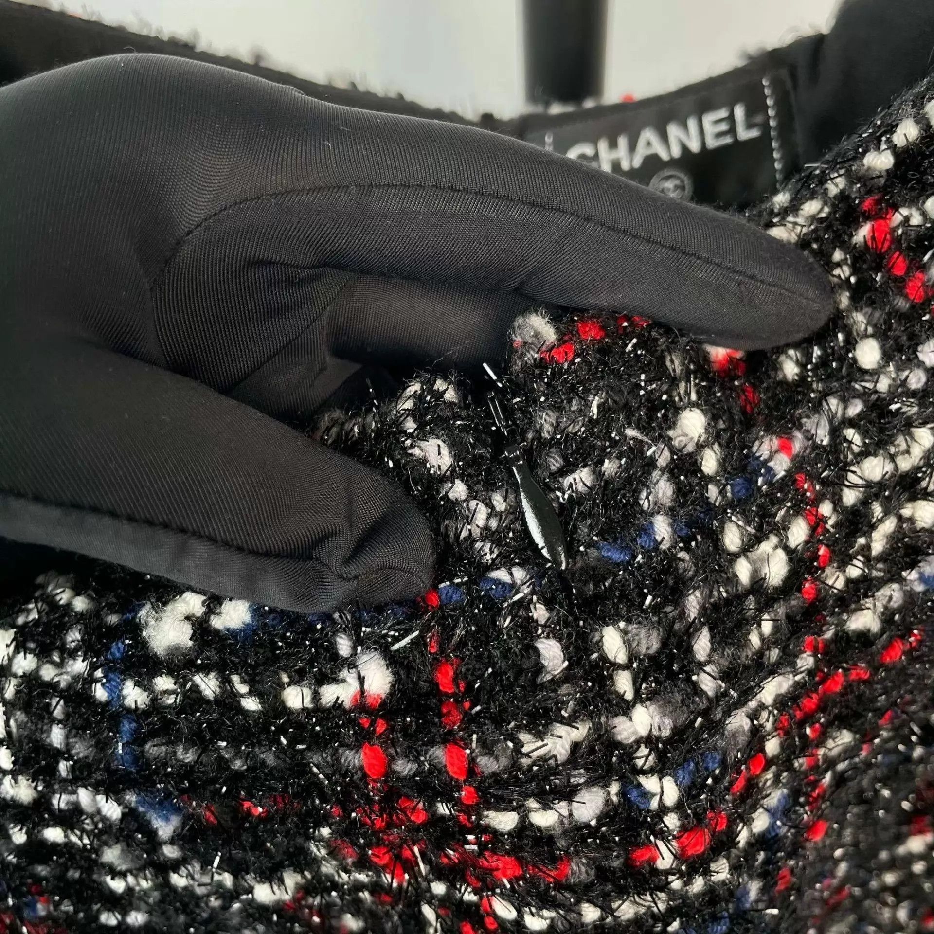 Chanel Chanel wool tweed black red colorblock shorts 36 Size 26" / US 2 / IT 38 - 4 Thumbnail