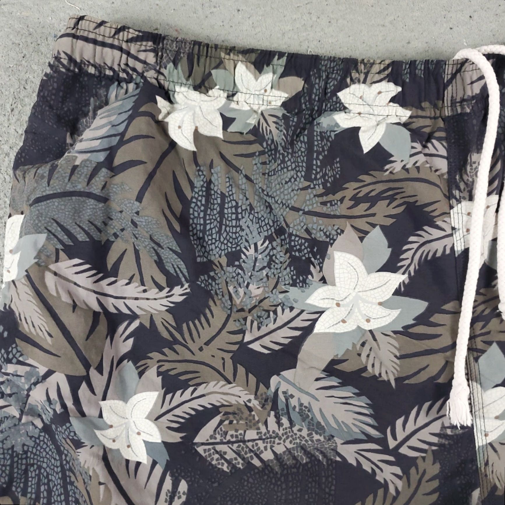 Tommy Bahama Tommy Bahama Shorts Mens Large Gray Tropical Beach Board Swim Trunks Size US 33 - 2 Thumbnail