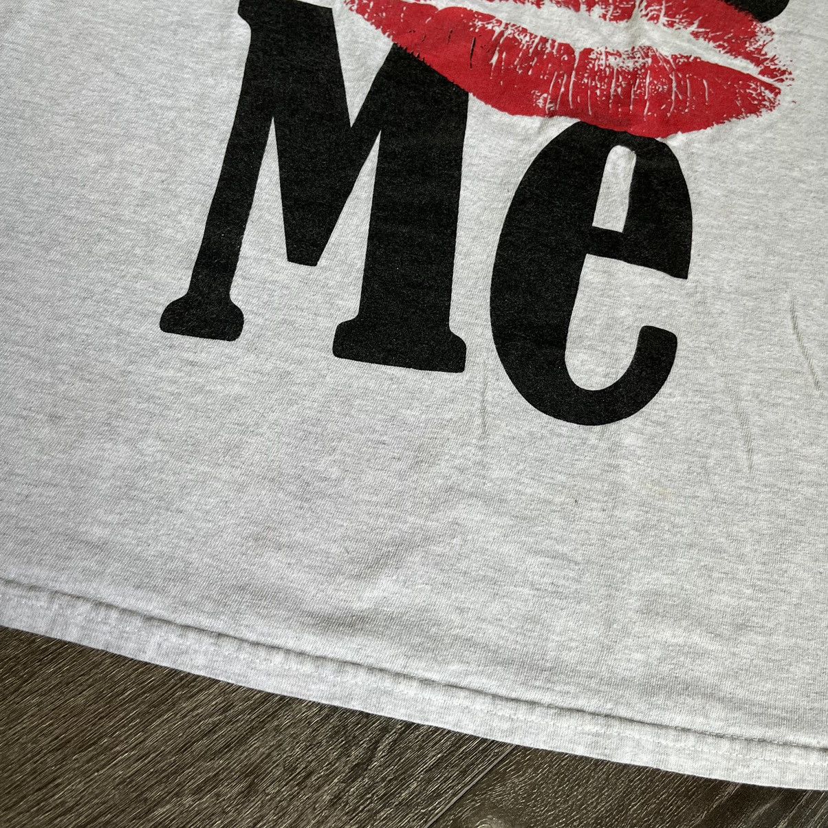 Vintage Vintage 2000s Kiss Me Big Lips Graphic Logo Tee Shirt Parody Size US L / EU 52-54 / 3 - 5 Thumbnail