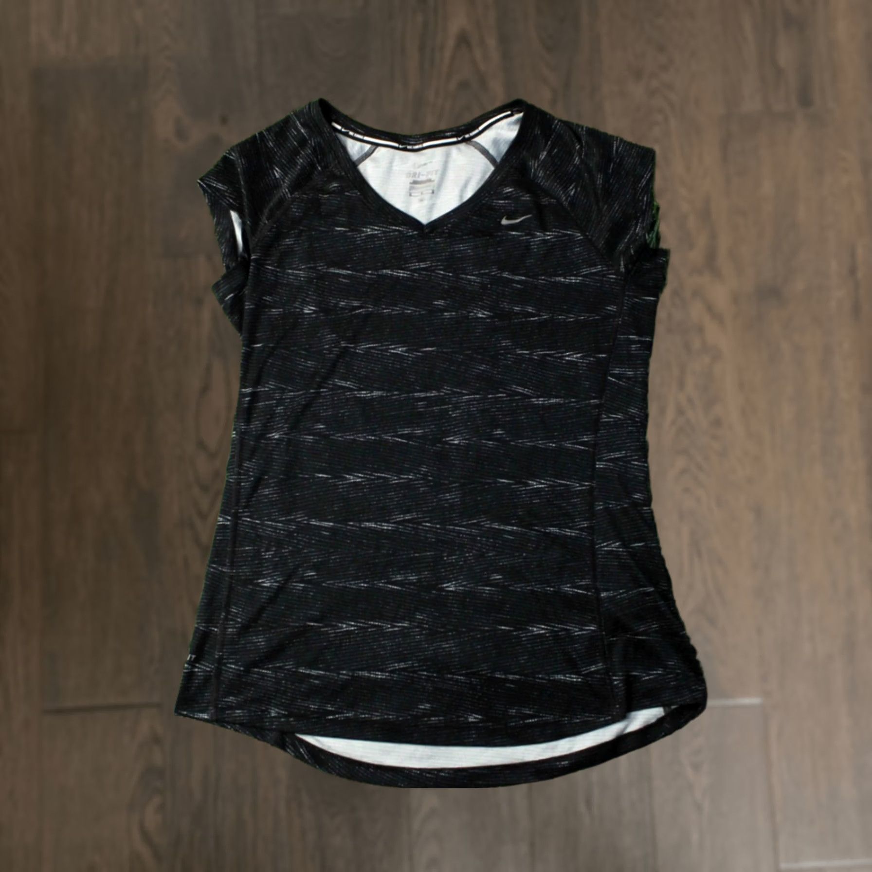 Nike NIKE RUNNING DRI-FIT SHIRT WOMEN T-SHIRT TRAINING Jersey Tee SIZE M Black and White 2015 644701-010 Size M / US 6-8 / IT 42-44 - 1 Thumbnail