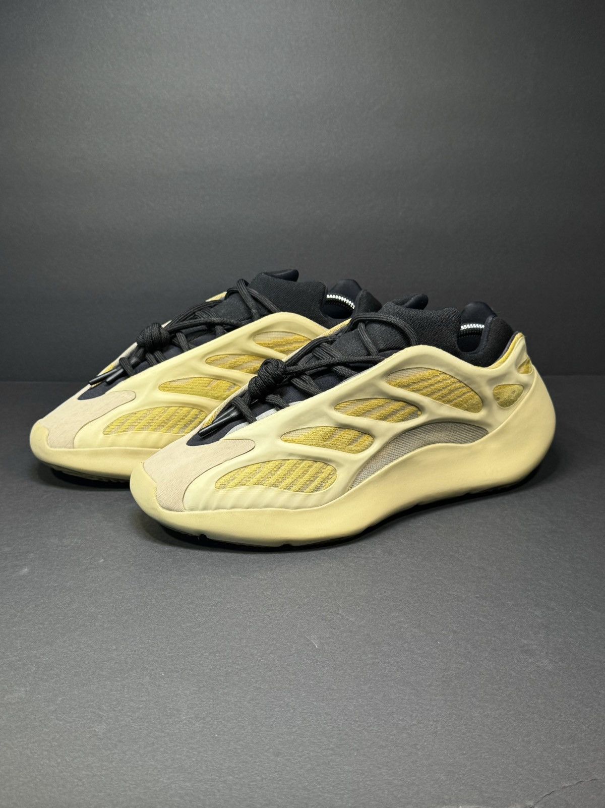 Adidas Adidas Yeezy Boost 700 V3 Mono Safflower Size US 9 / EU 42 - 1 Thumbnail