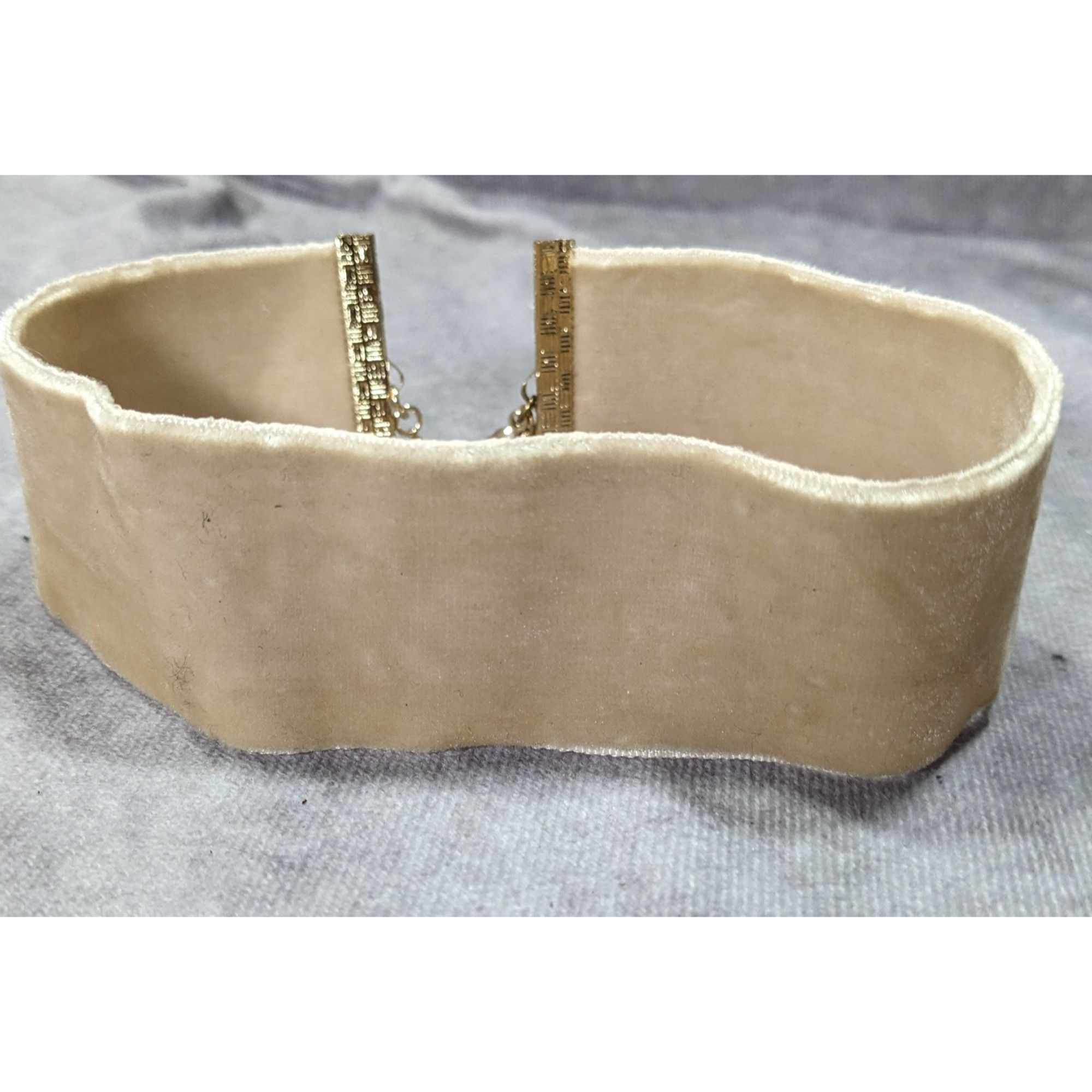 Express Express Y2K Velvet Beige Choker Necklace With Gold Clasp Det Size ONE SIZE - 9 Thumbnail