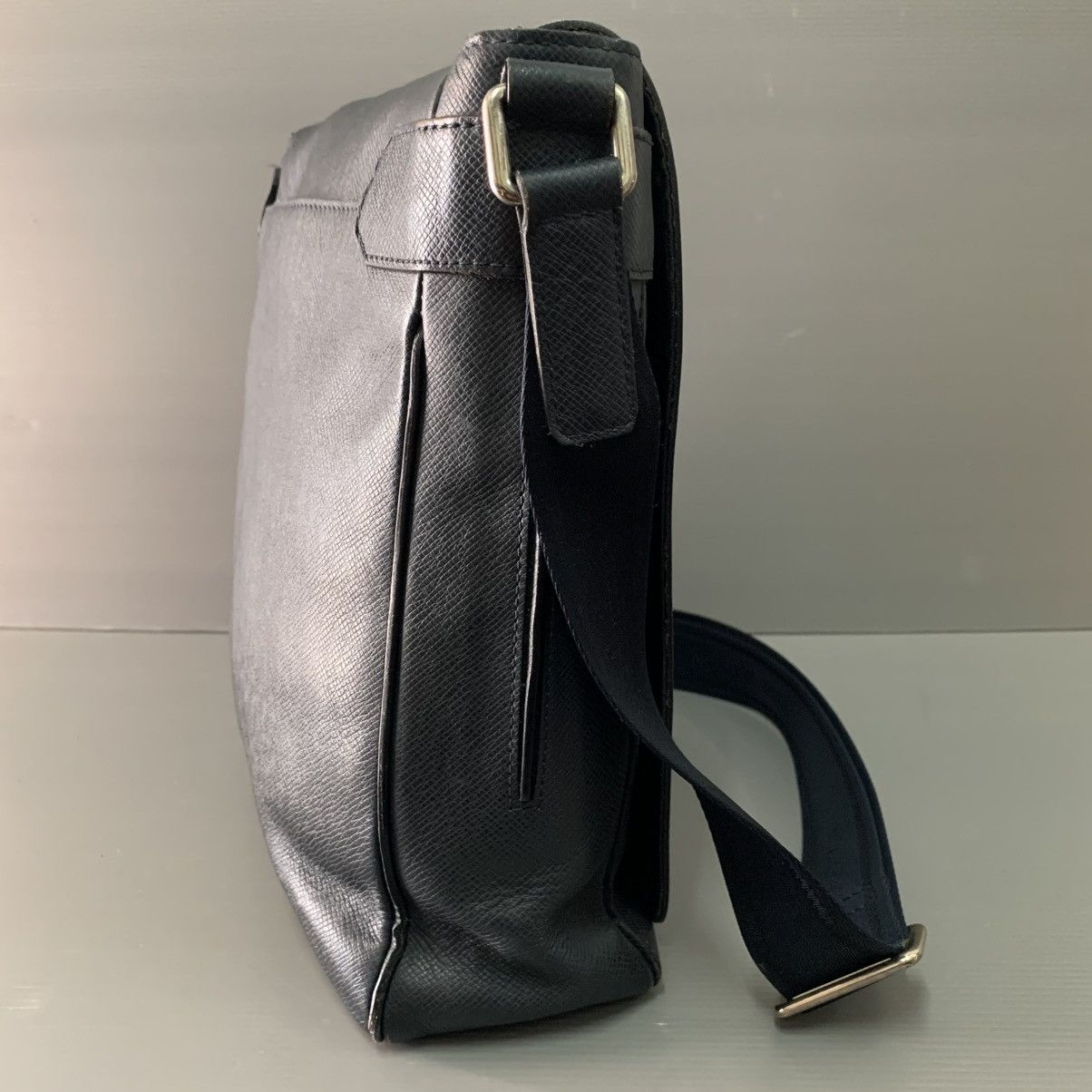 Louis Vuitton Louis Vuitton Taiga Leather Mesengger Bag Size ONE SIZE - 7 Thumbnail