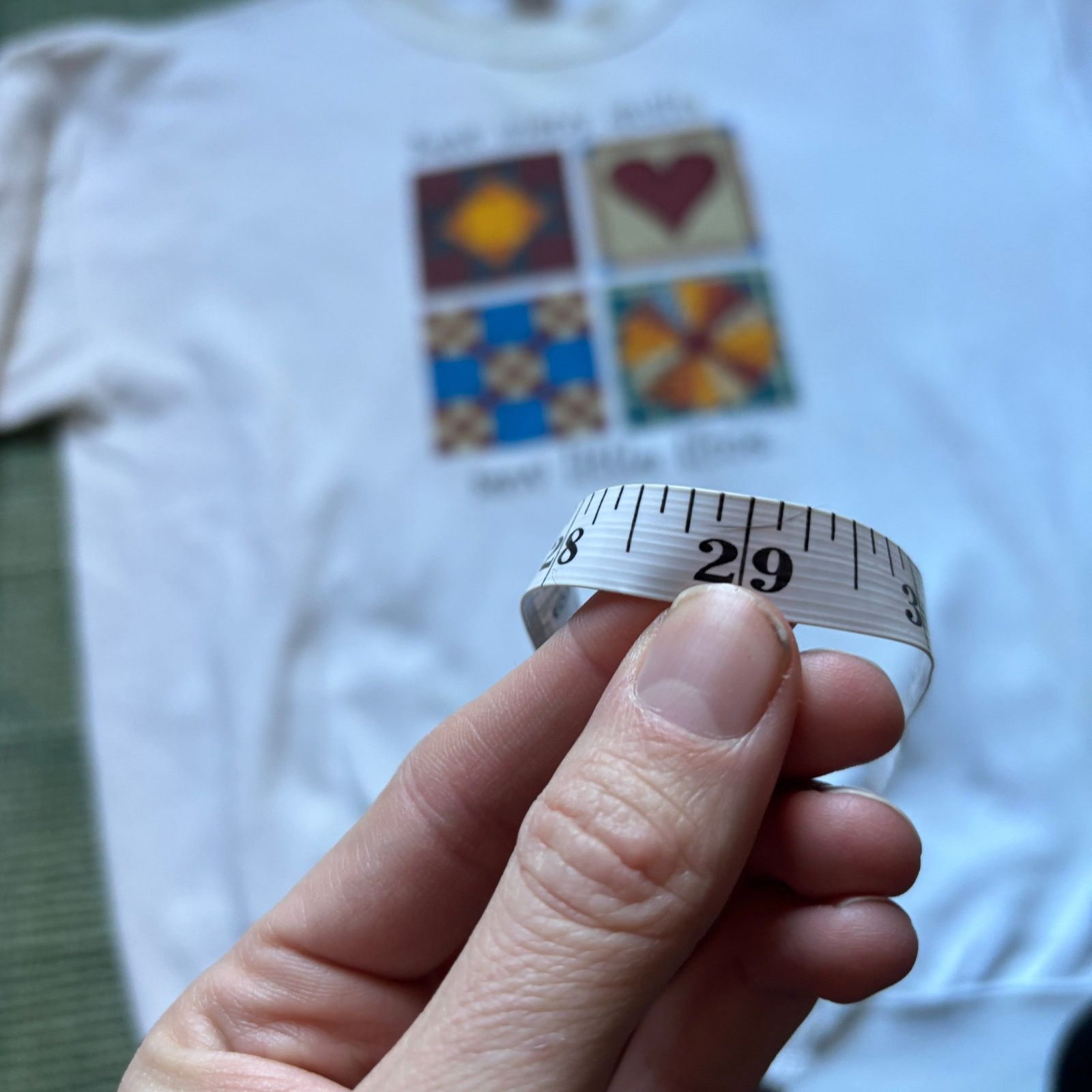 Gildan Vintage sew many quilts sweatshit distressed size xl Size US XL / EU 56 / 4 - 8 Thumbnail