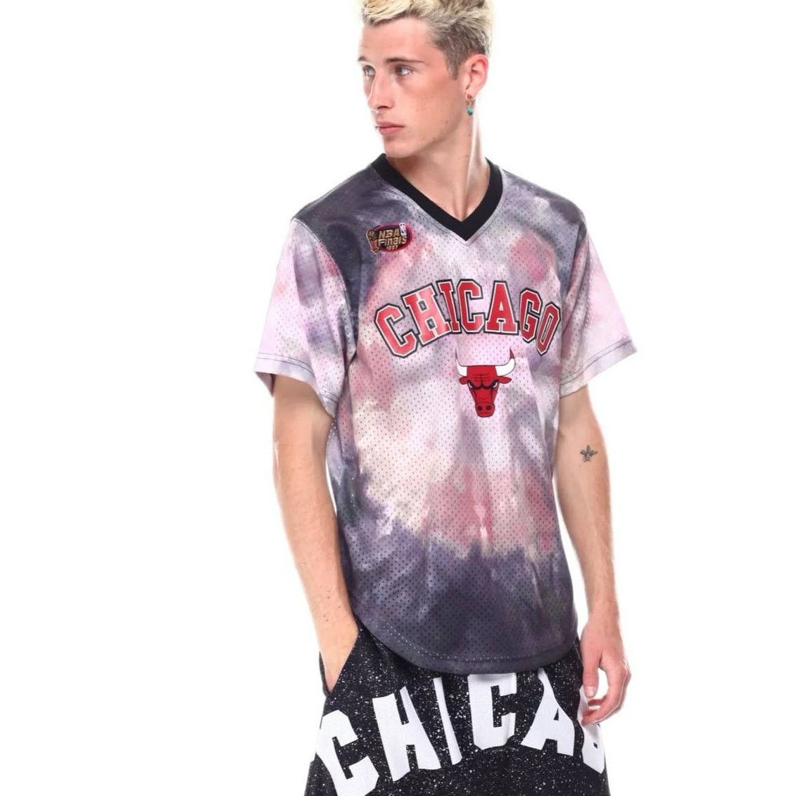 Mitchell & Ness × Urban Outfitters New UO Mitchell & Ness Chicago Bulls Tie-Dye Mesh Jersey Tee Size US L / EU 52-54 / 3 - 1 Thumbnail