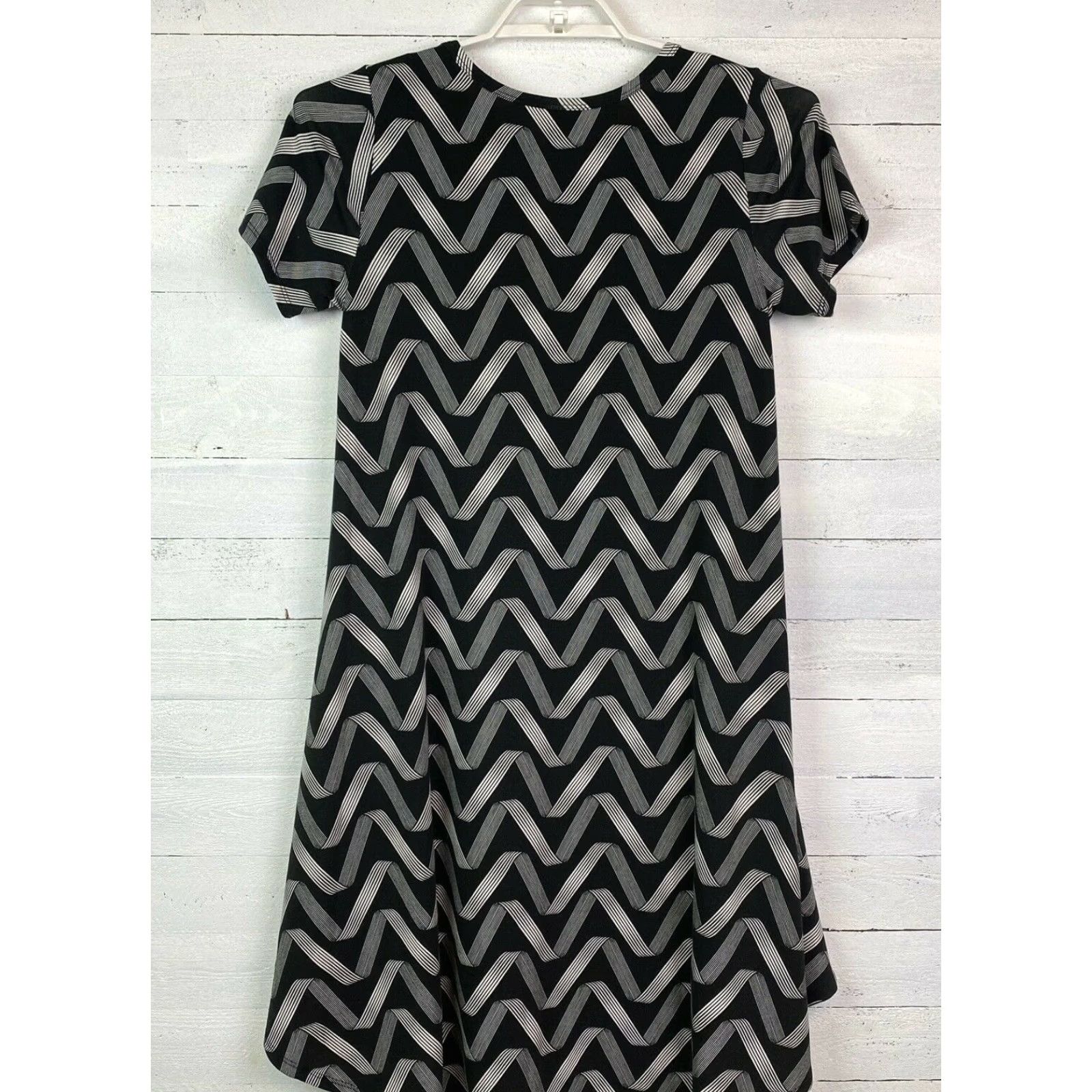 Vintage VINTAGE LuLaRoe Carly Dress Small Black White Chevron High Low Scoop Neck Swing Dress Size S / US 4 / IT 40 - 6 Thumbnail