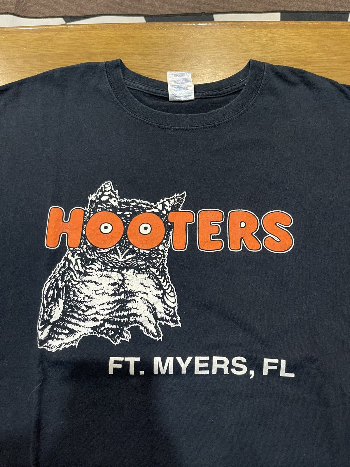 Vintage Vintage Y2K HOOTERS T shirt XL Size US XL / EU 56 / 4 - 3 Thumbnail