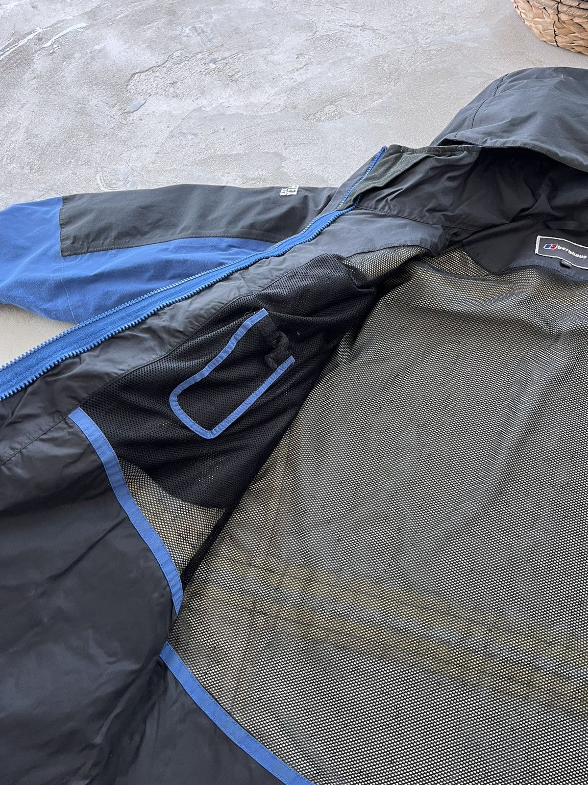 Berghaus Vintage Berghaus GoreTex Navy Black Windbreaker Jacket Y2K Size US L / EU 52-54 / 3 - 18 Thumbnail