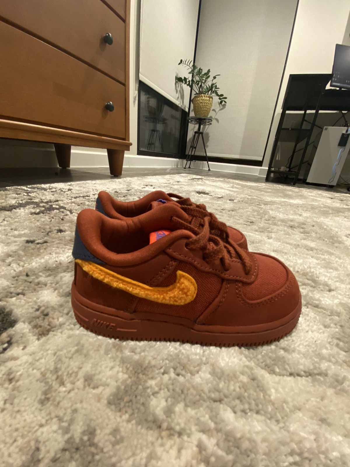 Nike NIKE AIR FORCE 1 REDSTONE (KIDS) Size US 8 / EU 41 - 4 Thumbnail