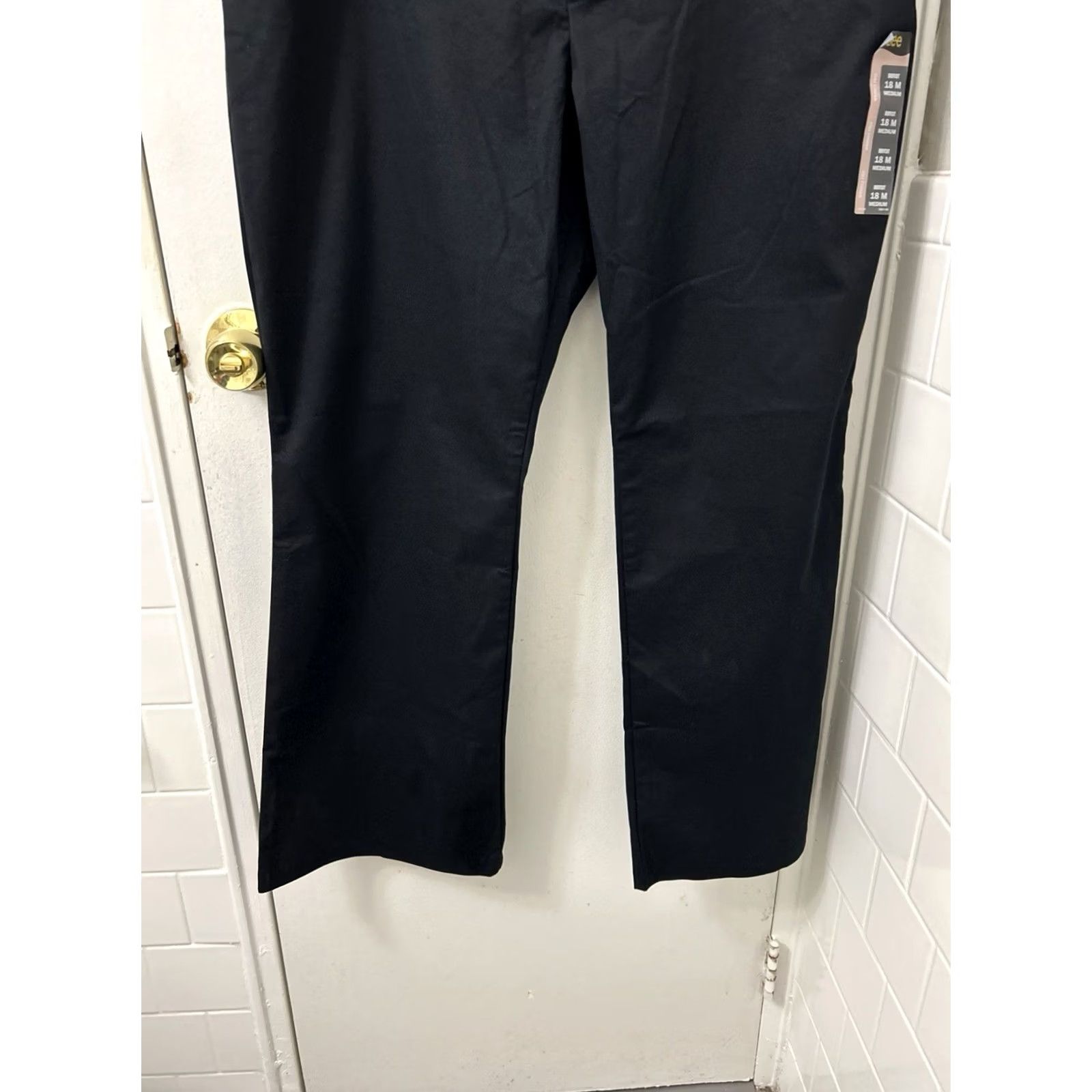 Lee Lee Pants Womens 40x30 Black Bootcut Mid Rise Wrinkle Resistant Pockets Twill Chino Workwear Casual size 18 Regular Womens Mens? Size 40" / US 18 - 3 Thumbnail