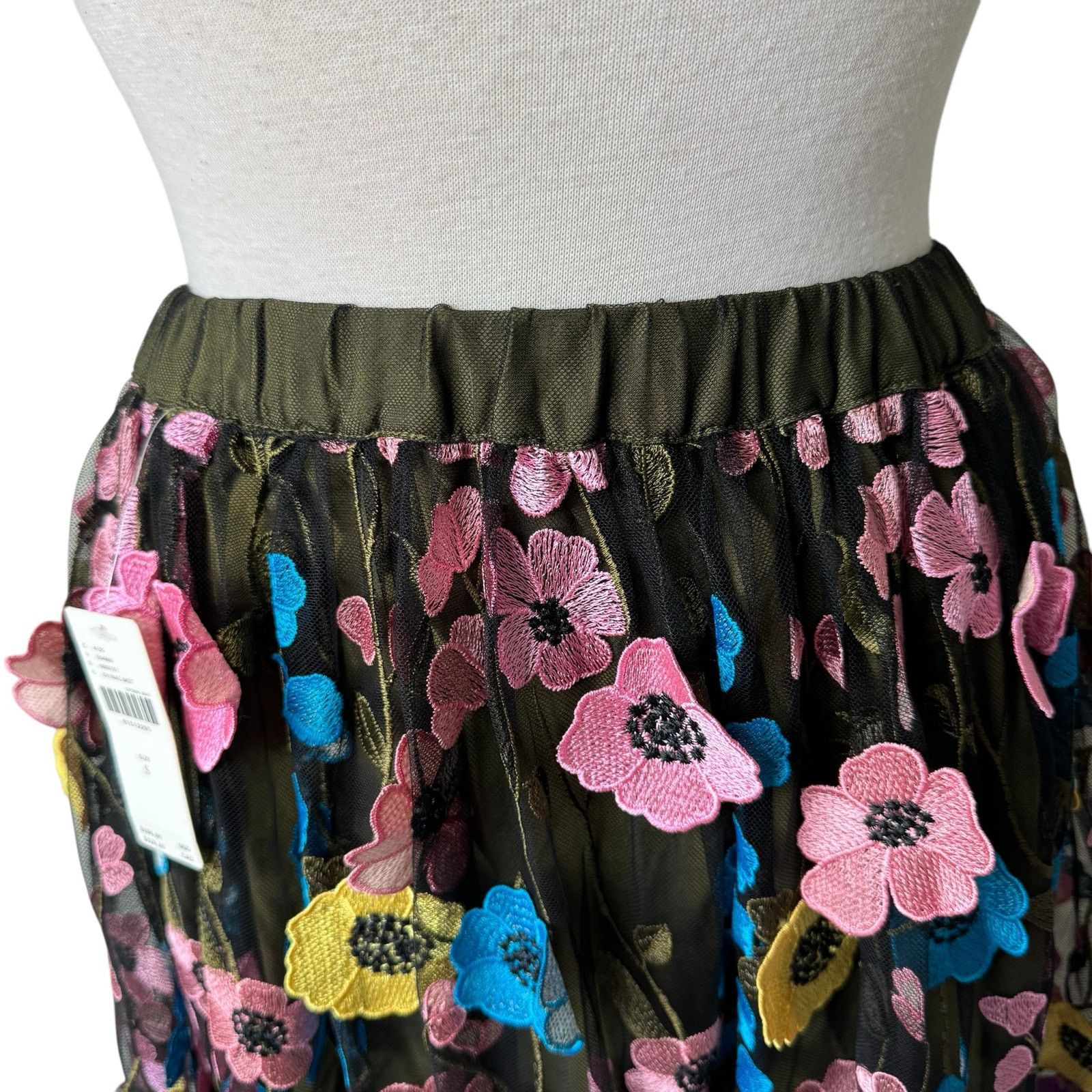 Anthropologie ANTHROPOLOGIE Maeve Floral Appliqué Pull On Midi Skirt Size 26" / US 2 / IT 38 - 5 Thumbnail