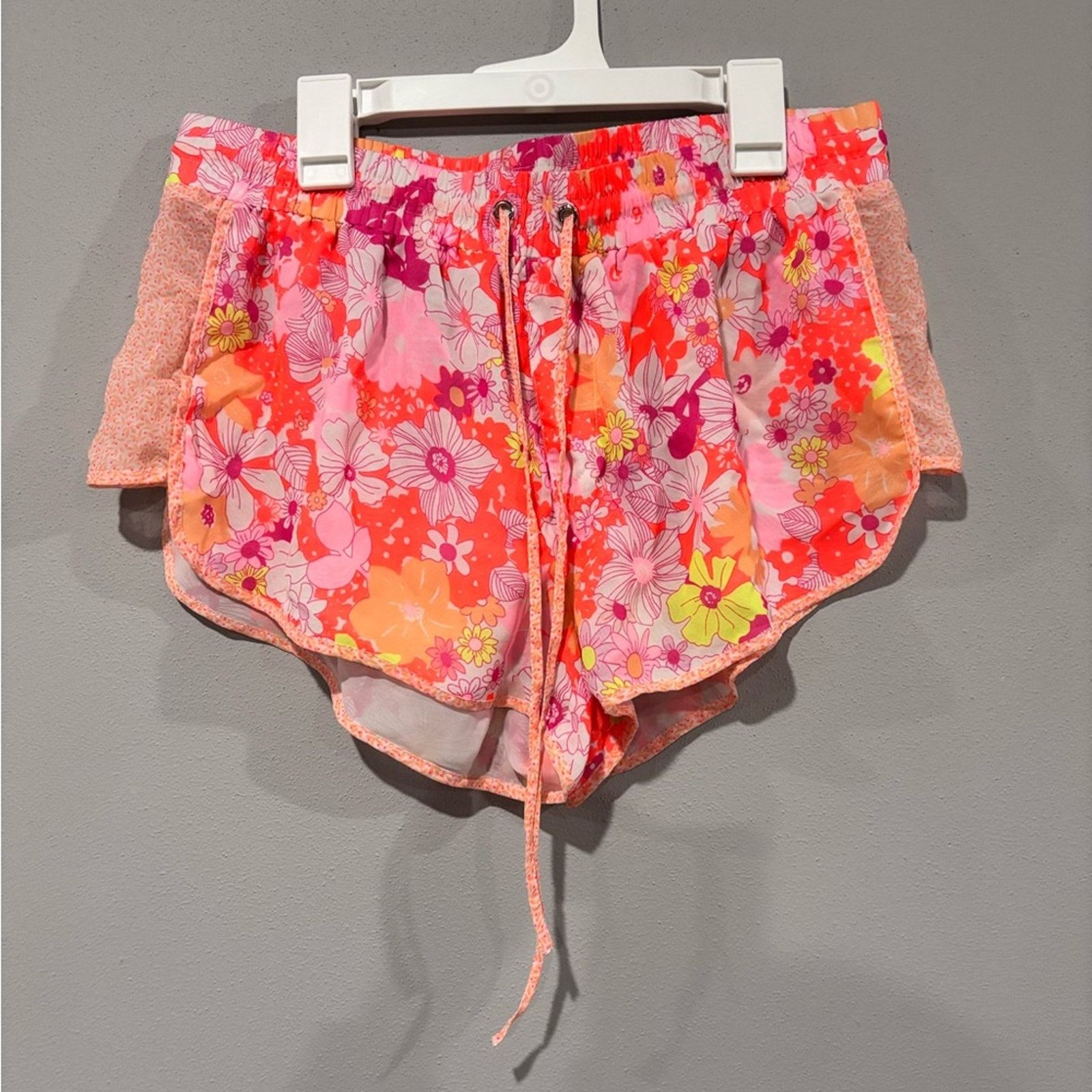 Victoria's Secret Victoria's Secret Vibrant Floral Shorts Size 34" / US 12 / IT 48 - 1 Thumbnail