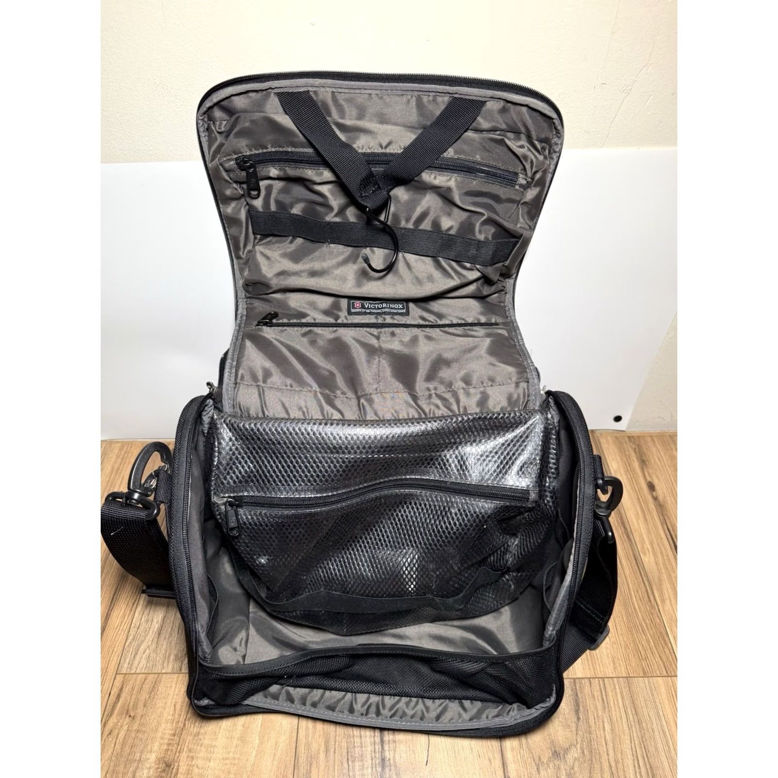 Victorinox VINTAGE Victorinox Werks Traveler 3.0 Small Shoulder Bag Mulberry Red Women Messenger Ballistic Nylon Excellent Condition Size ONE SIZE - 7 Thumbnail