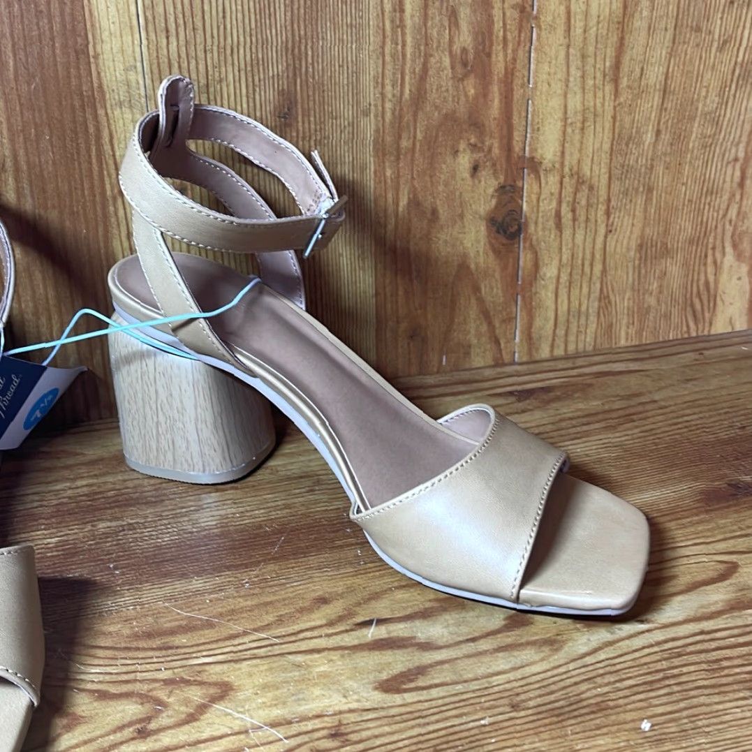 Vintage VINTAGE Universal Thread Women’s Beige Lauren Chunky Heels adjustable ankle strap size 7.5 Tan Womens Heels 3” Size US 8 / IT 38 - 3 Thumbnail