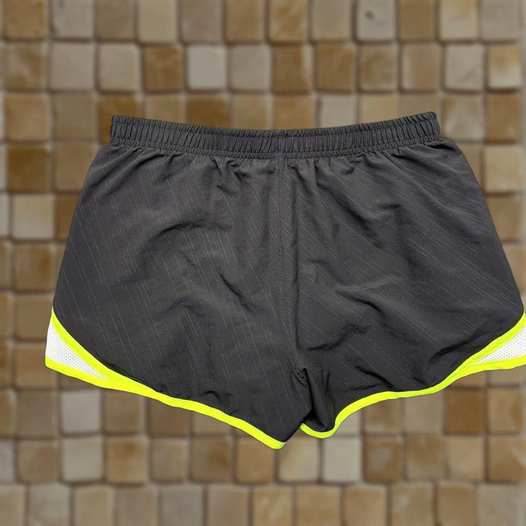 Under Armour VINTAGE Under Armour RUN Womens Size Medium HeatGear Loose Black Running Shorts Lined Size 32" / US 10 / IT 46 - 1 Thumbnail